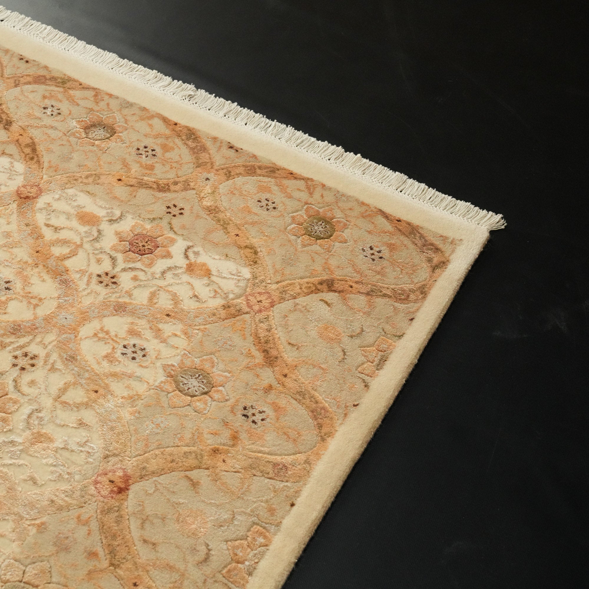 Ahteran Series Hand-Woven Flower Patterned Cream Carpet