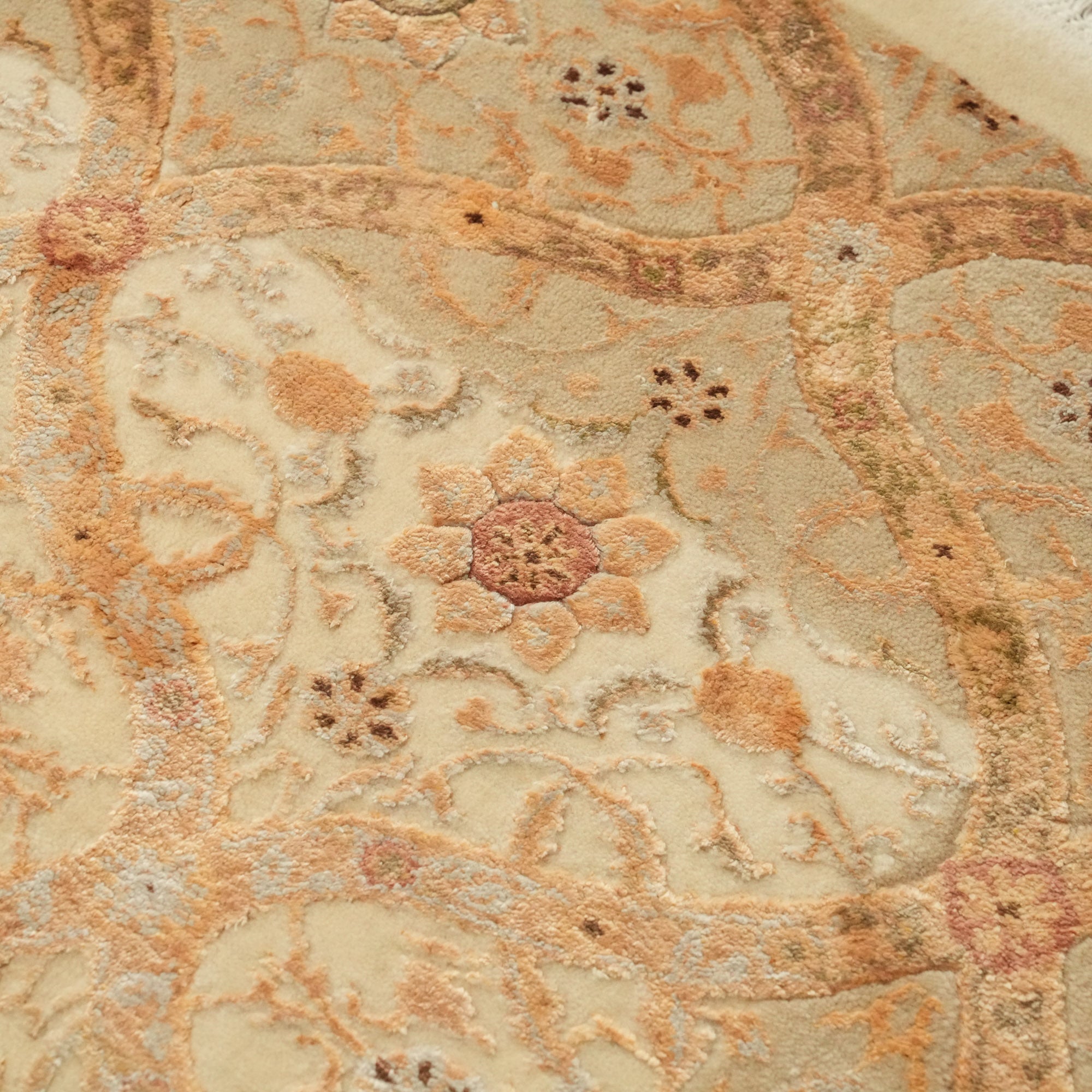 Ahteran Series Hand-Woven Flower Patterned Cream Carpet