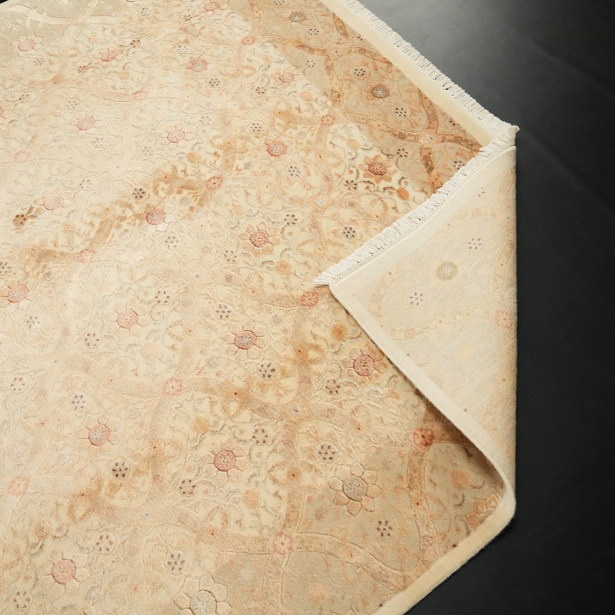 Ahteran Series Hand-Woven Flower Patterned Cream Carpet