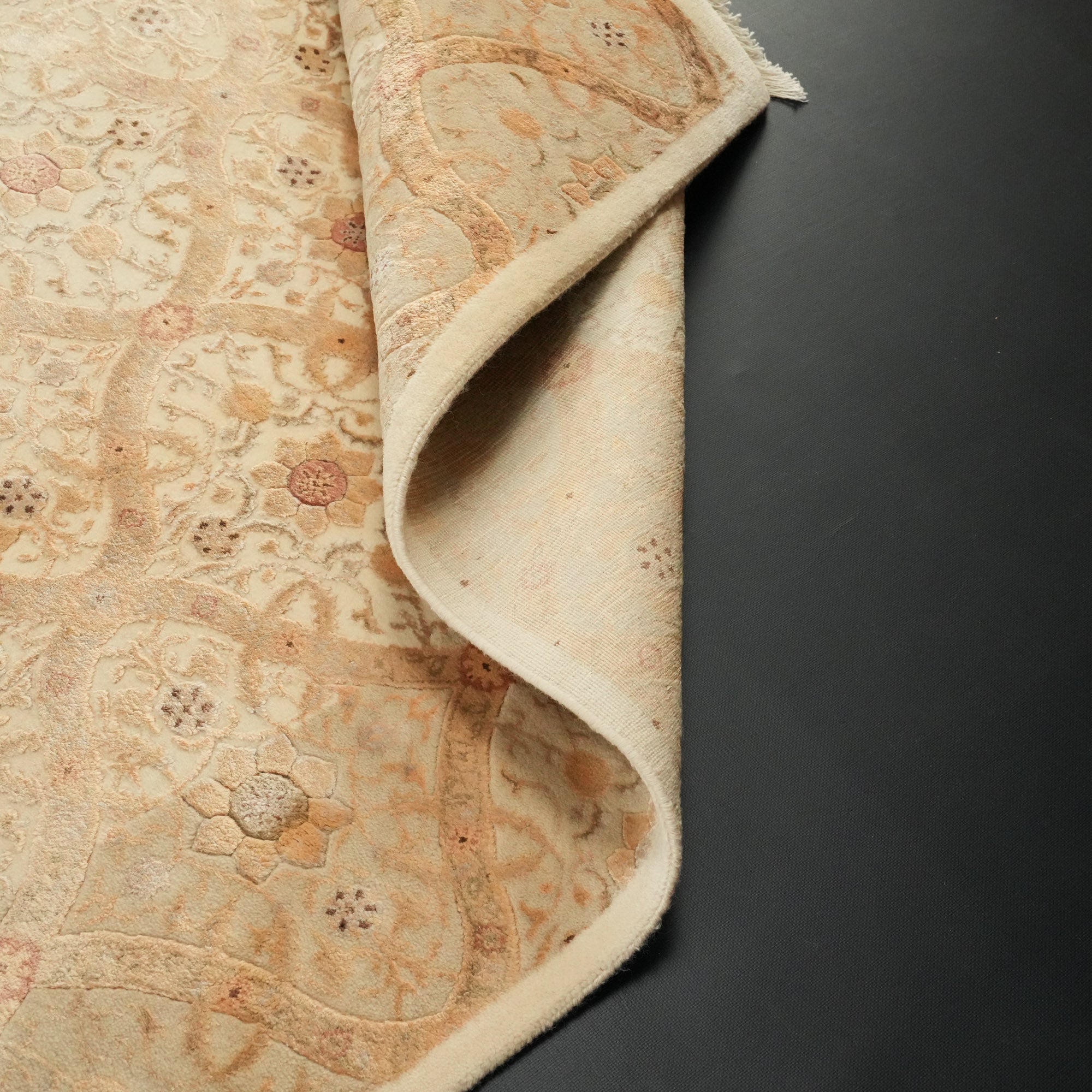 Ahteran Series Hand-Woven Flower Patterned Cream Carpet