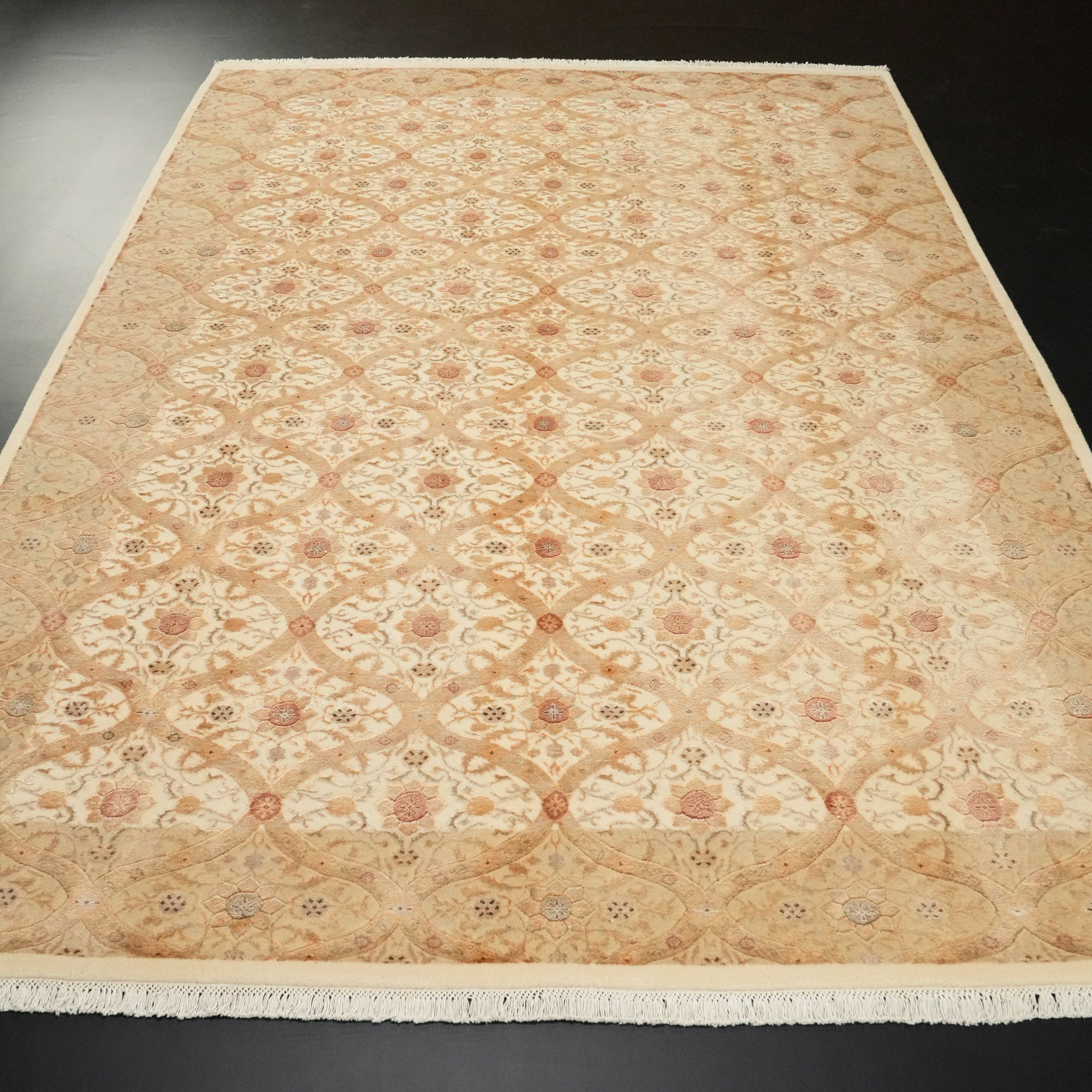 Ahteran Series Hand-Woven Flower Patterned Cream Carpet