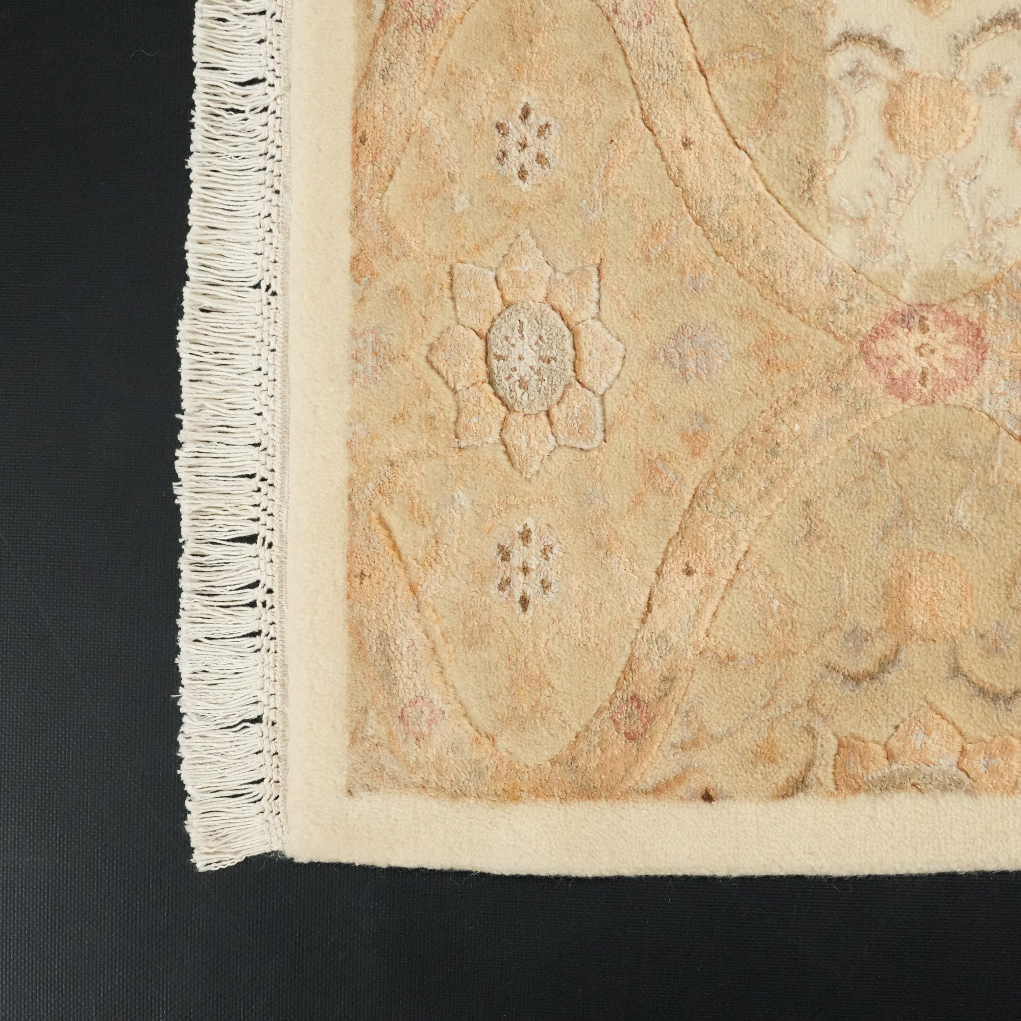 Ahteran Series Hand-Woven Flower Patterned Cream Carpet