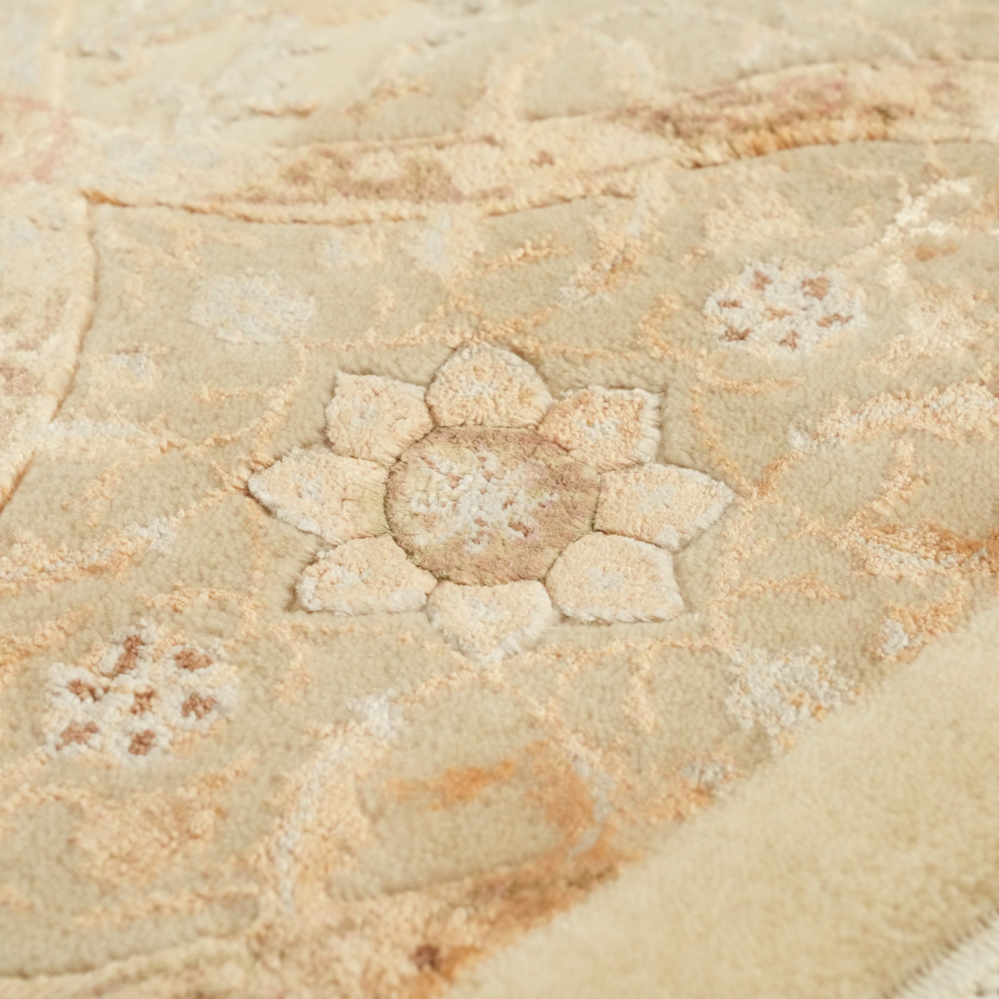 Ahteran Series Hand-Woven Flower Patterned Cream Carpet