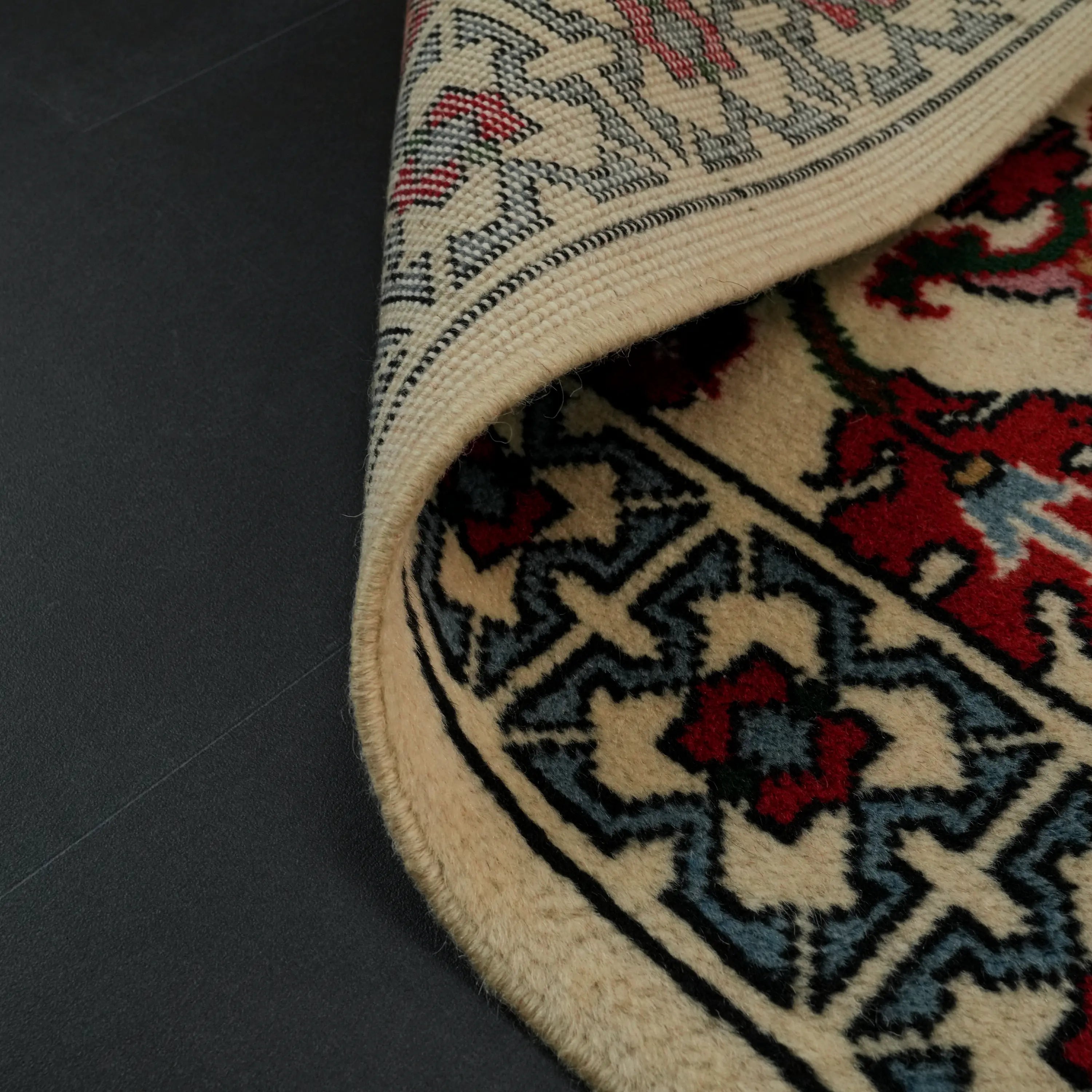 Anadolu Desenli El Dokuma Sandık Eskisi Halı
