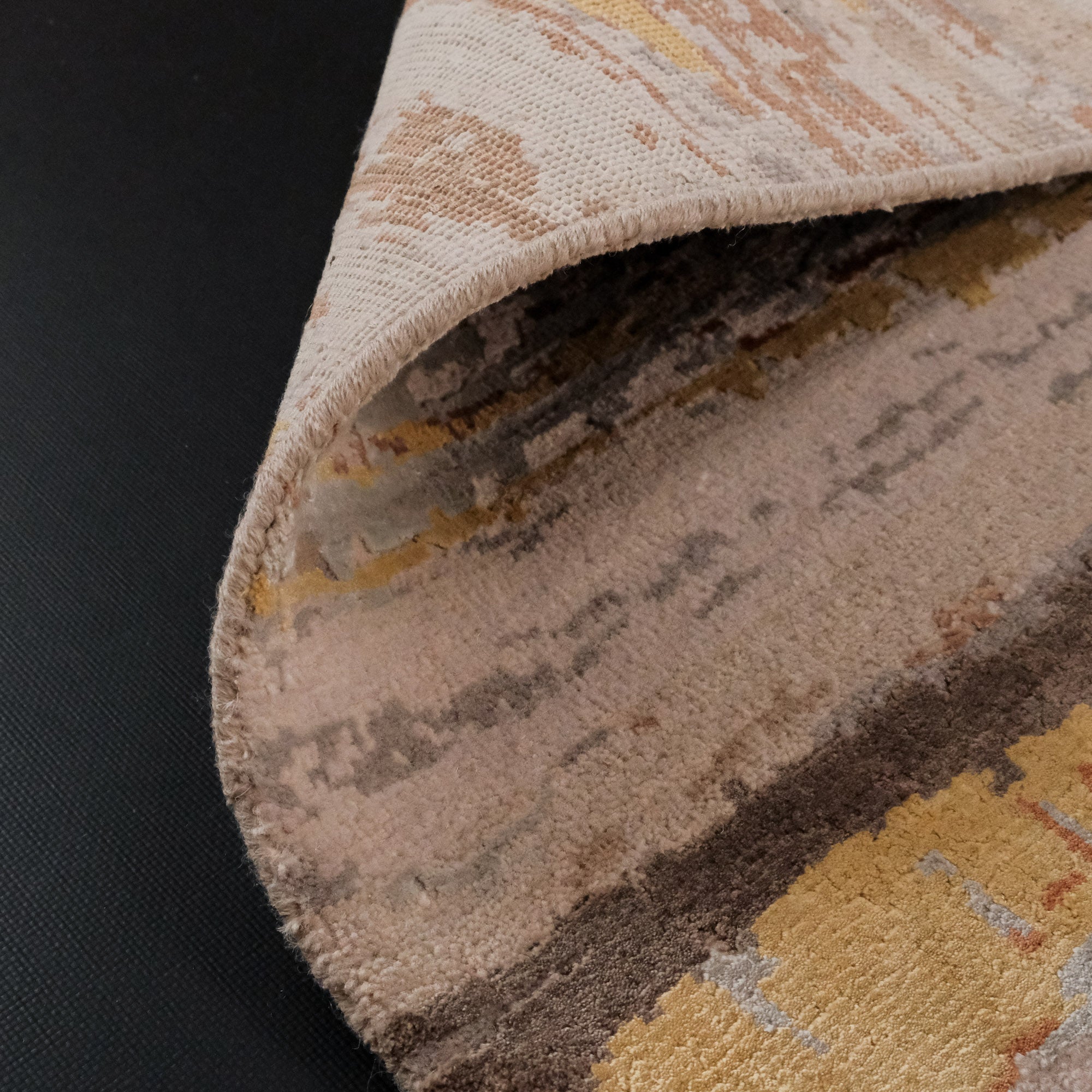 El Dokuma Soyut Desenli Bej Yün Bambu Halı