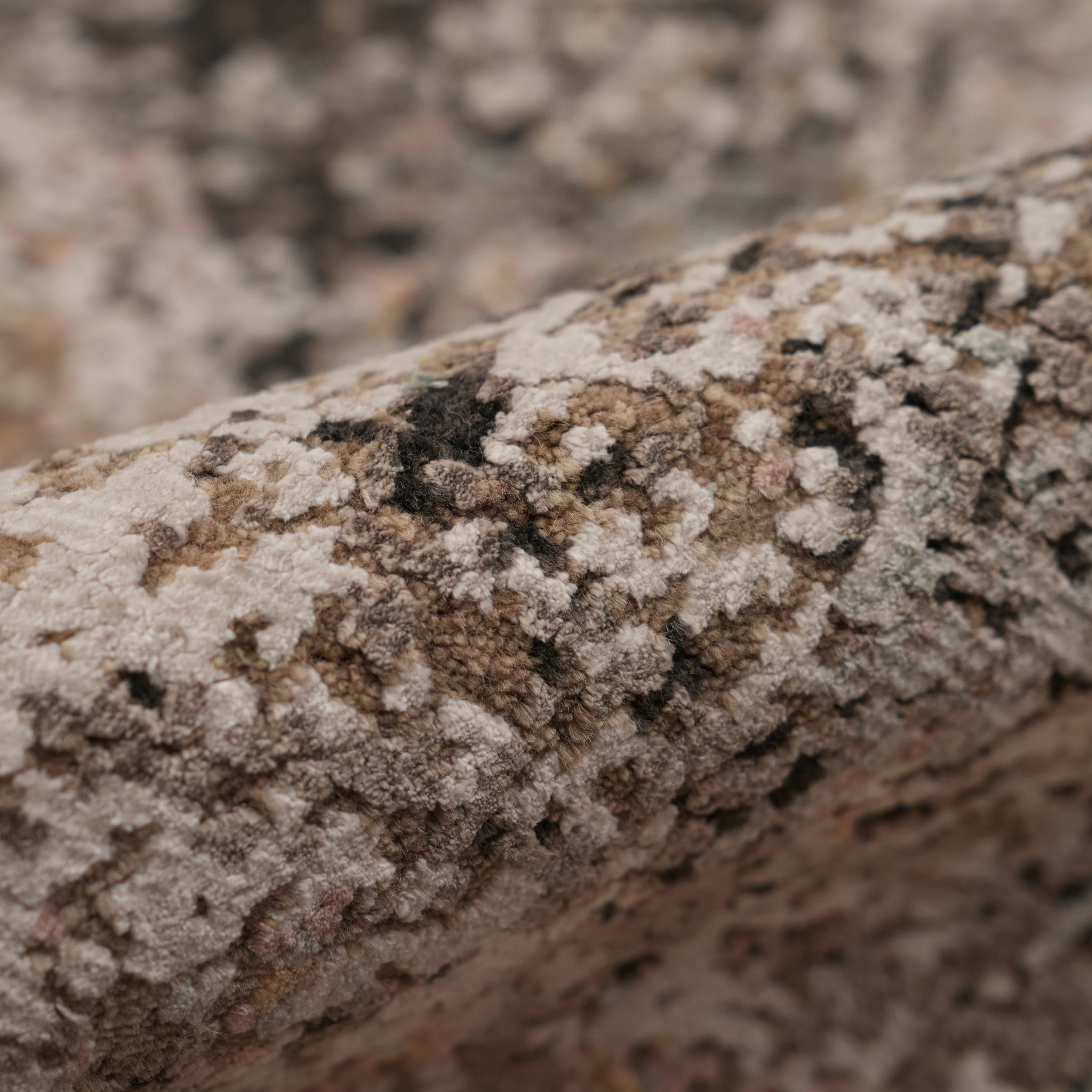 Aren Serisi El Dokuma Gri Soyut Desenli Yün Halı