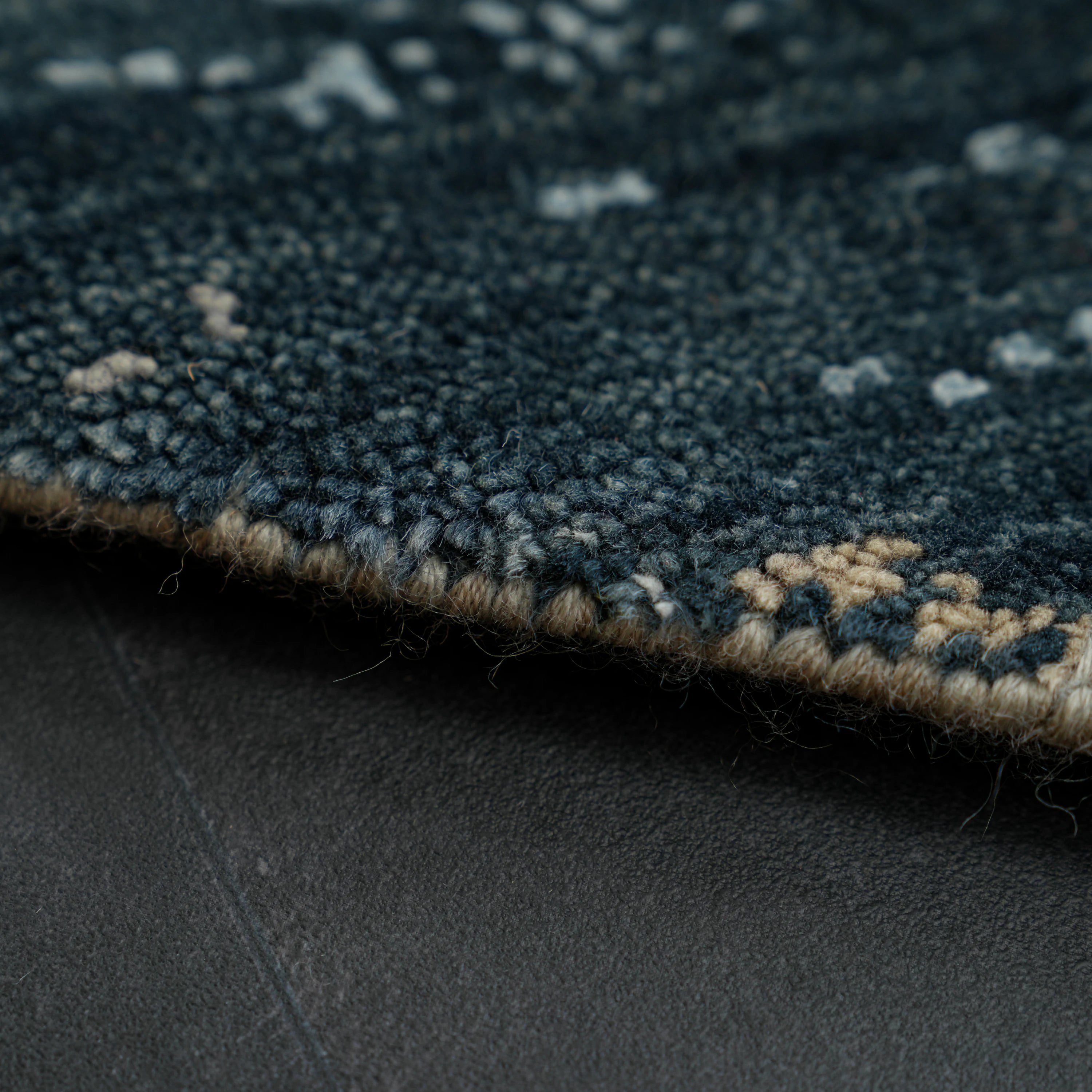 Aren Serisi El Dokuma Soyut Desenli Gri İpekli Yün Yuvarlak Halı