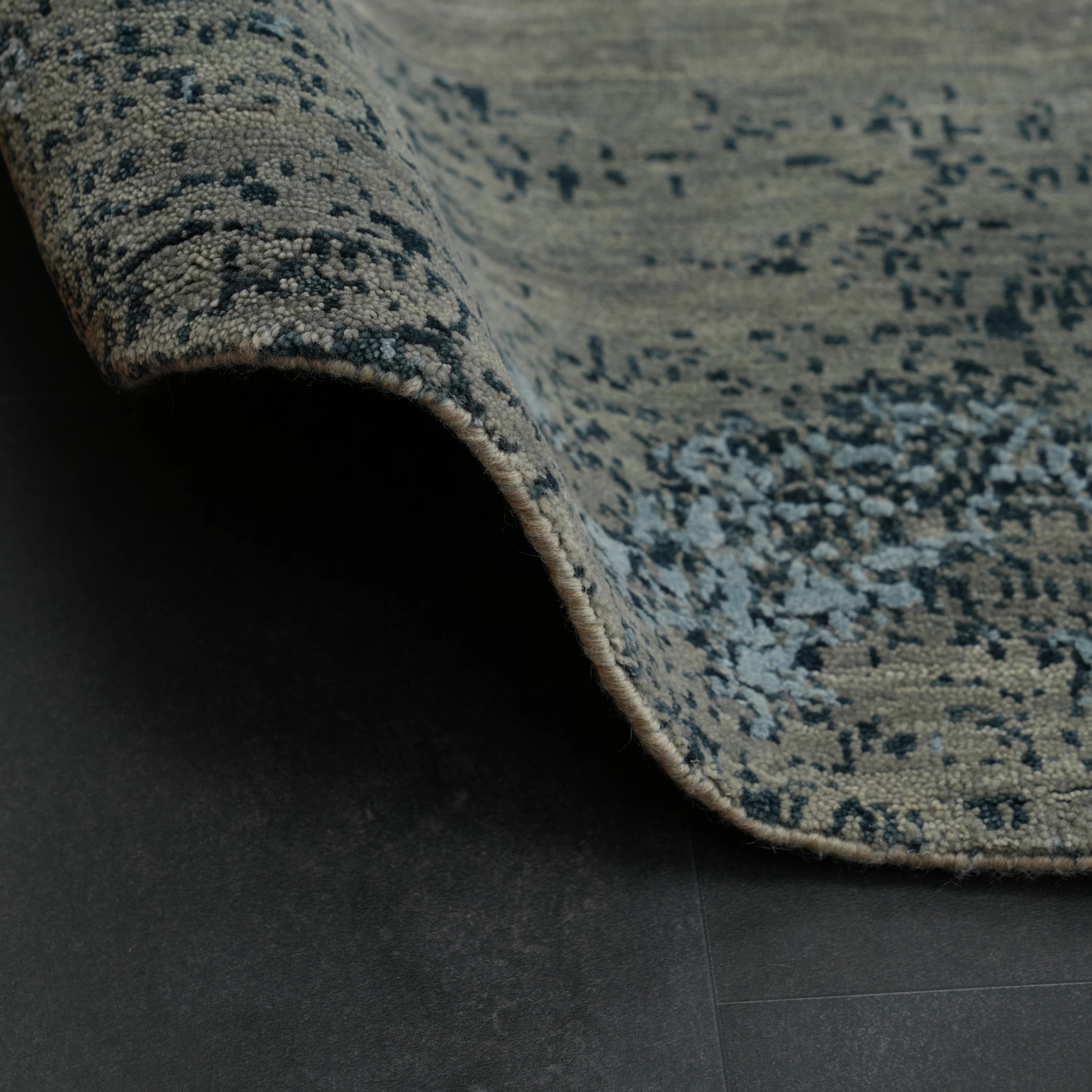 Aren Serisi El Dokuma Soyut Desenli Gri İpekli Yün Yuvarlak Halı