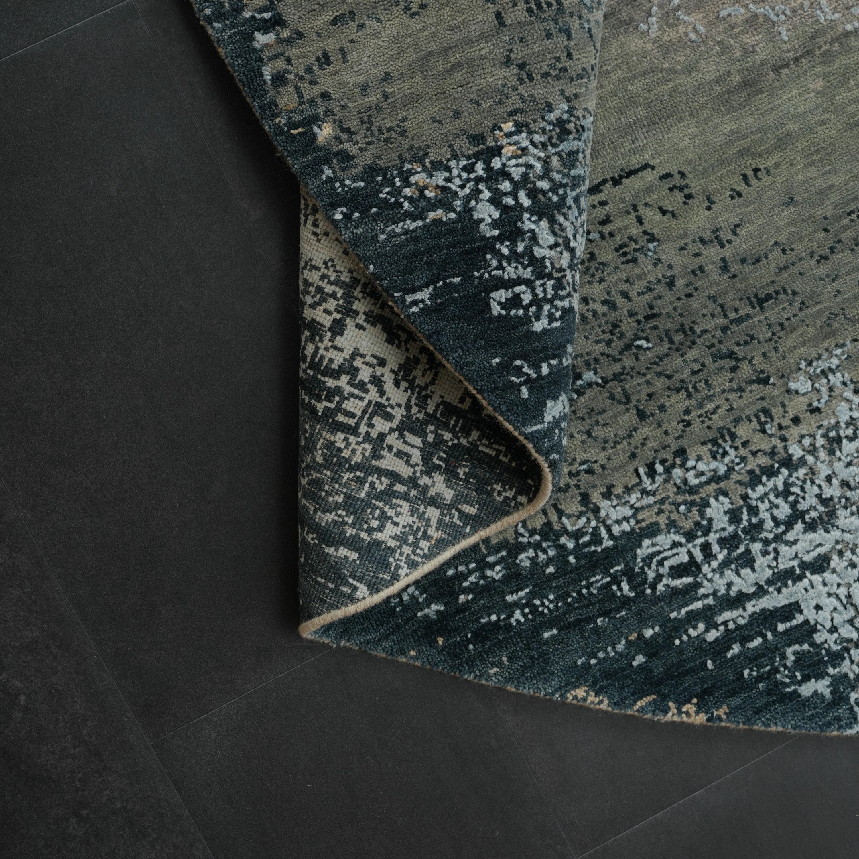 Aren Serisi El Dokuma Soyut Desenli Gri İpekli Yün Yuvarlak Halı