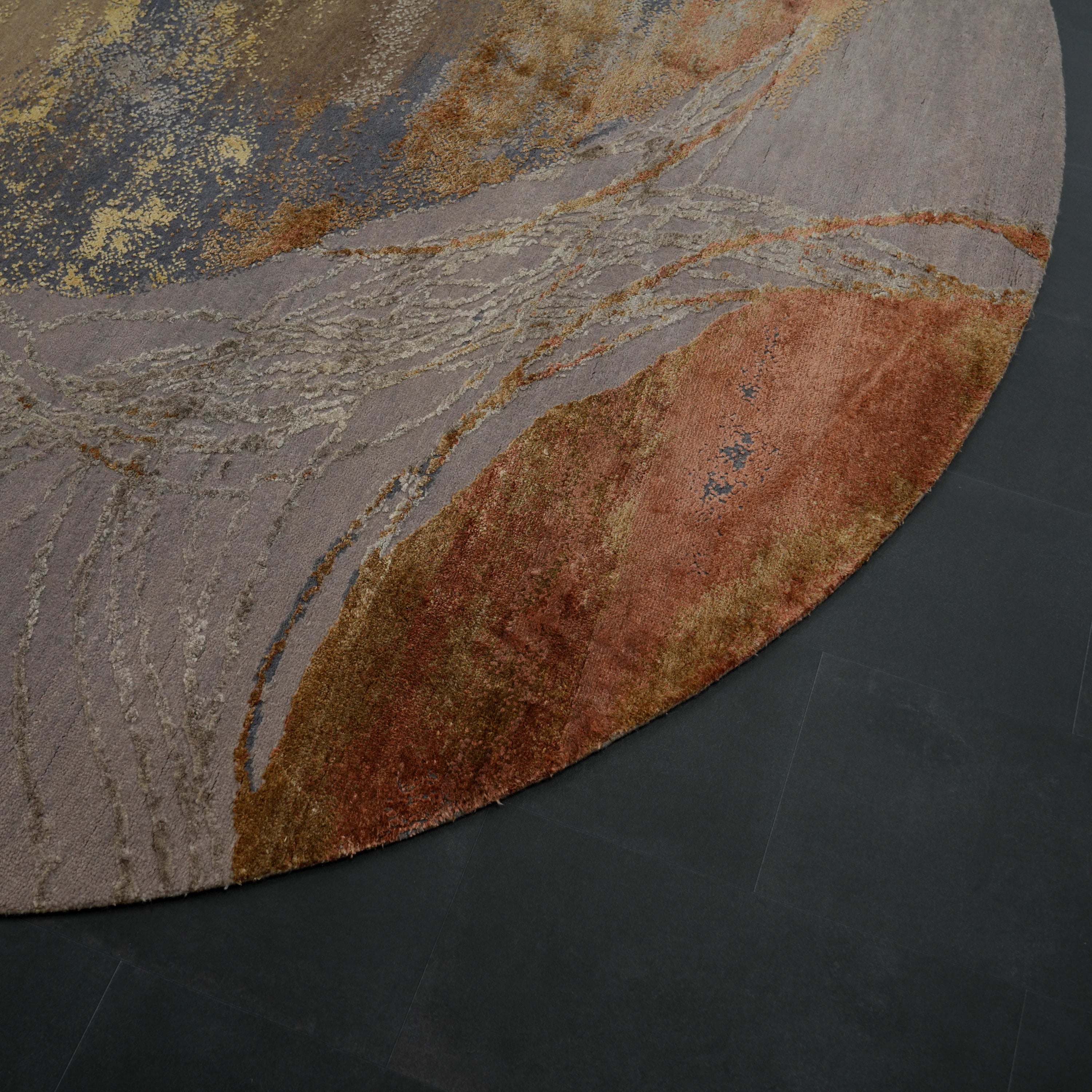 Aren Serisi El Dokuma Soyut Desenli Gri Yün İpekli Yuvarlak Halı