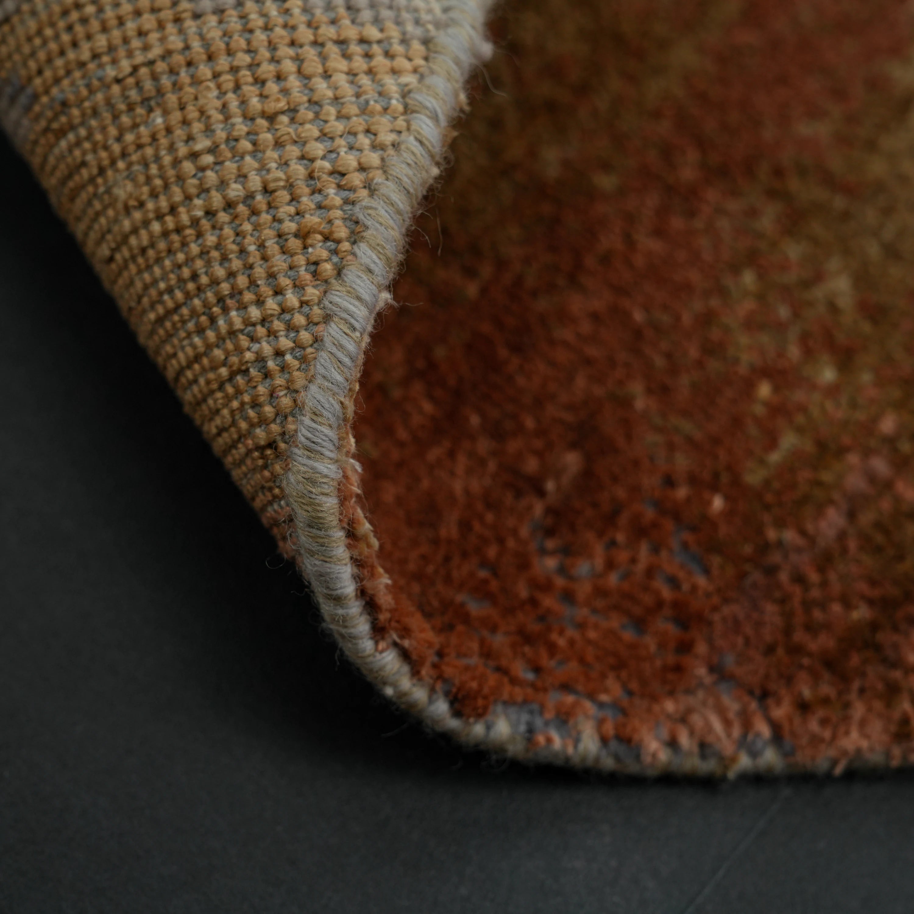 Aren Serisi El Dokuma Soyut Desenli Gri Yün İpekli Yuvarlak Halı