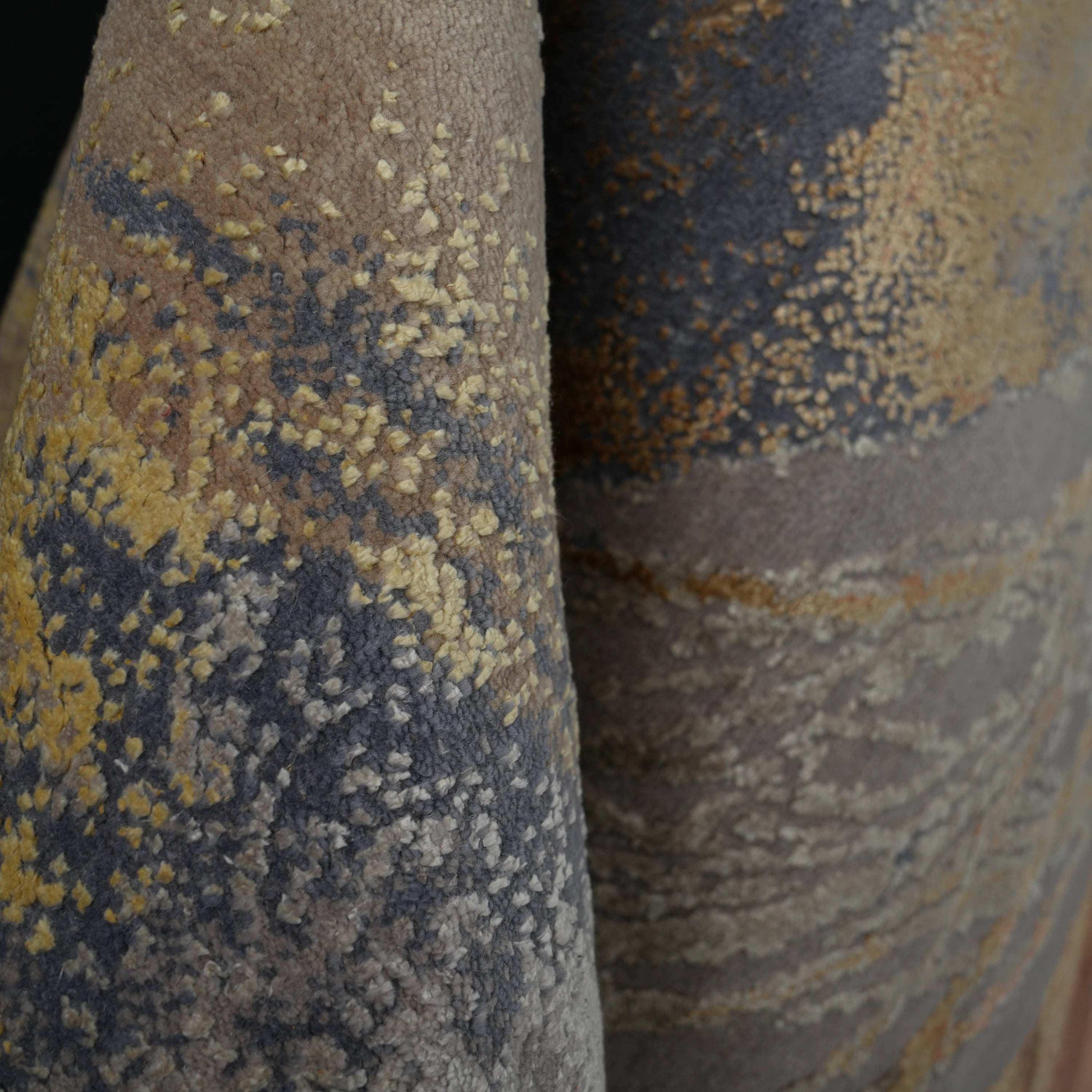 Aren Serisi El Dokuma Soyut Desenli Gri Yün İpekli Yuvarlak Halı