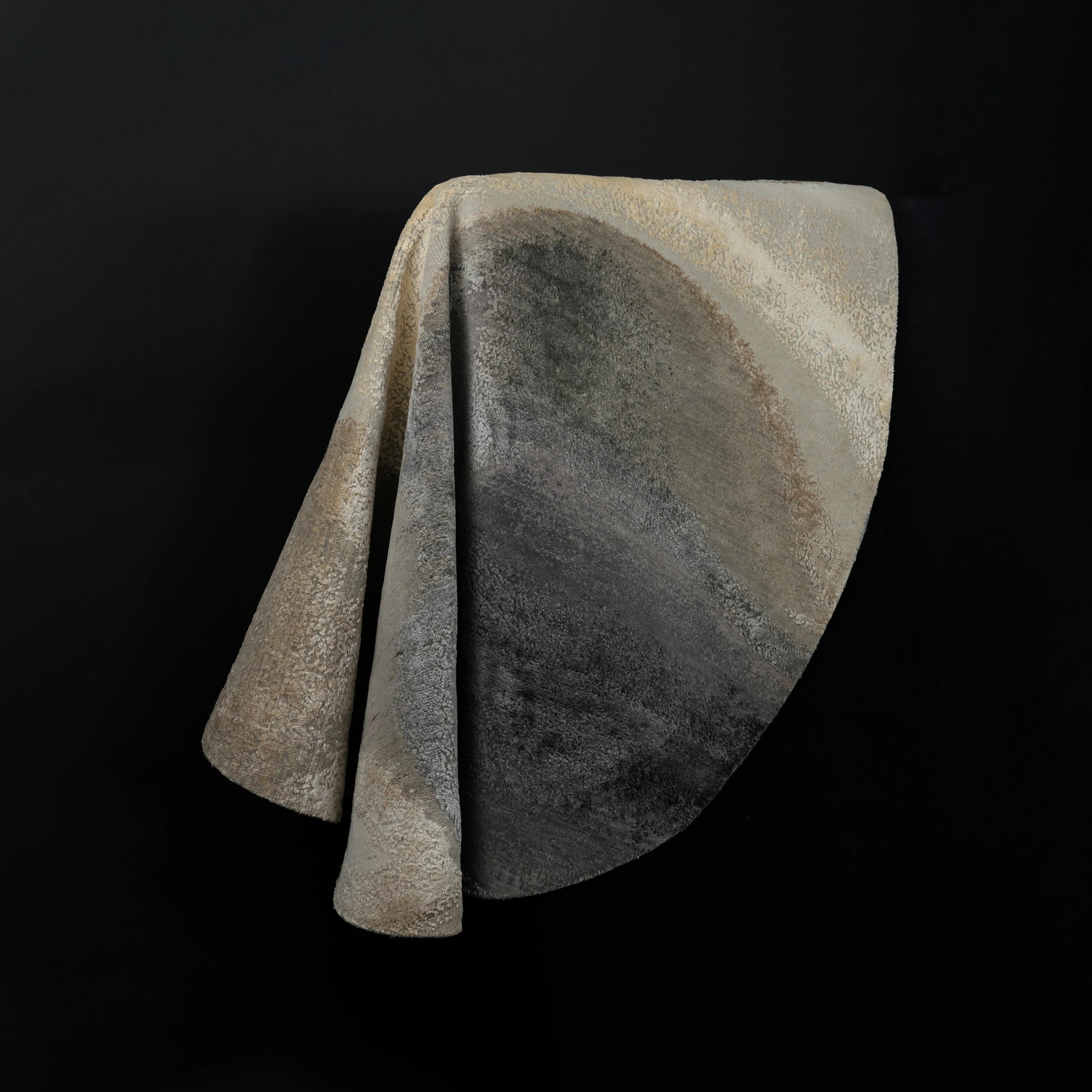 Aren Serisi El Dokuma Soyut Desenli İpekli Yün Gri Yuvarlak Halı