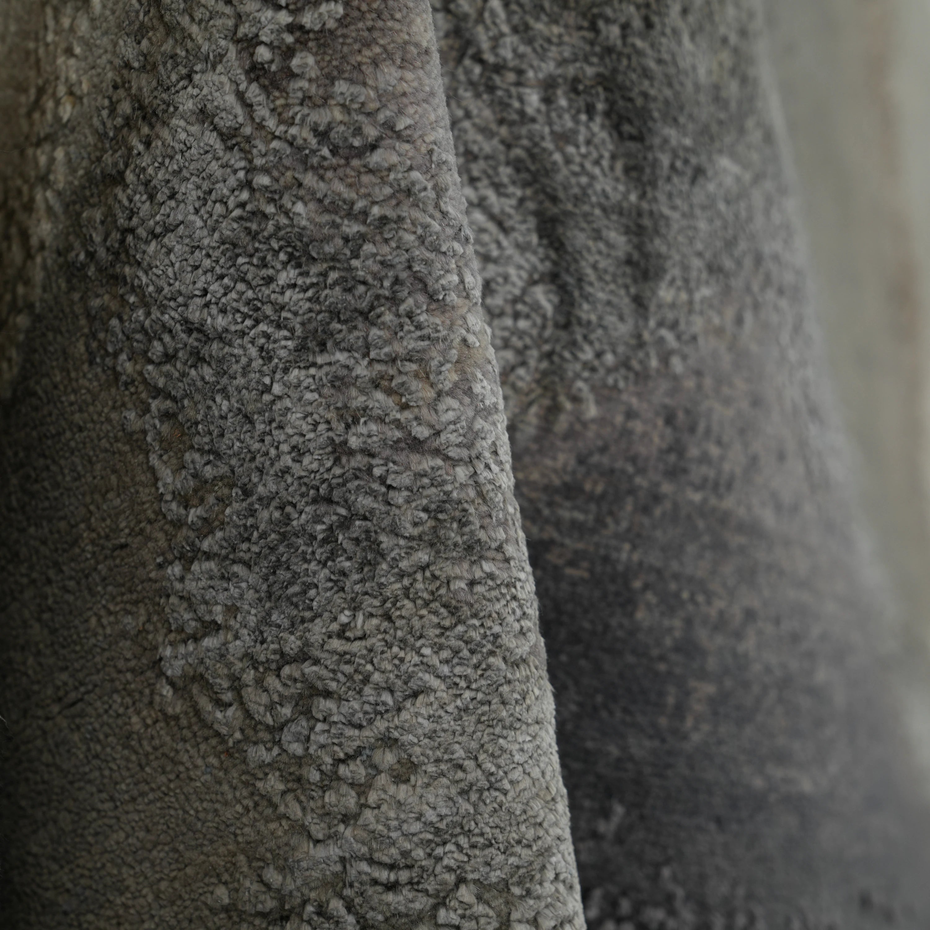 Aren Serisi El Dokuma Soyut Desenli İpekli Yün Gri Yuvarlak Halı