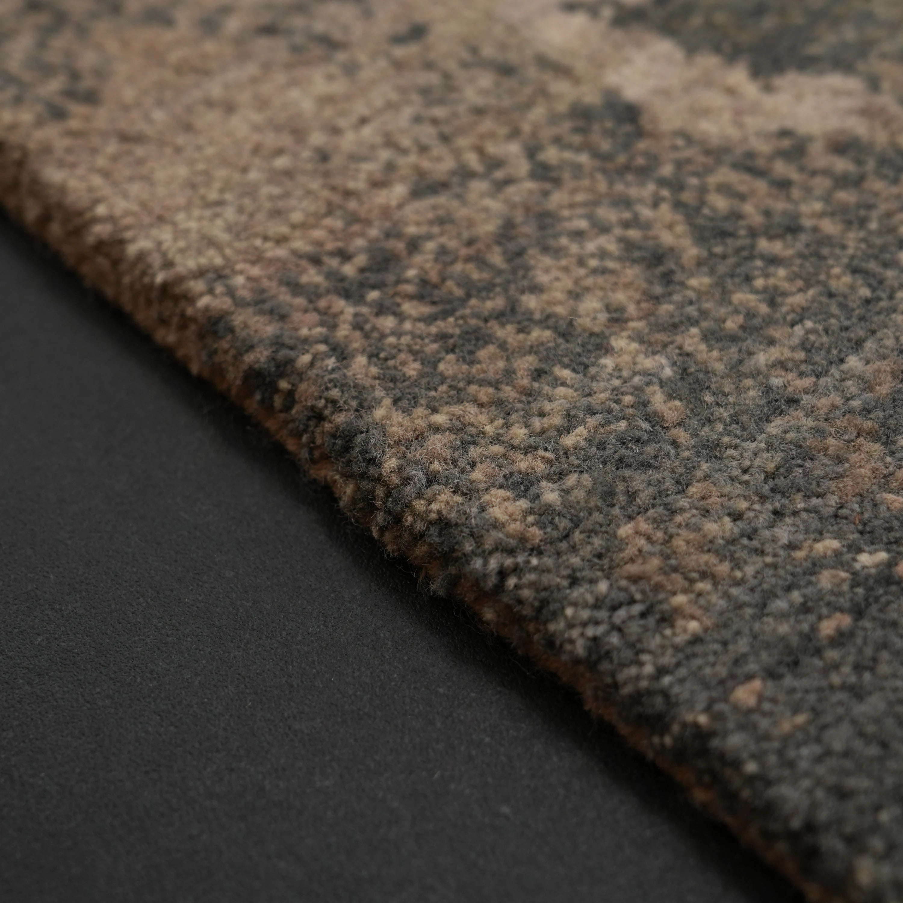 Aren Serisi El Dokuma Soyut Desenli Yün Gri Halı