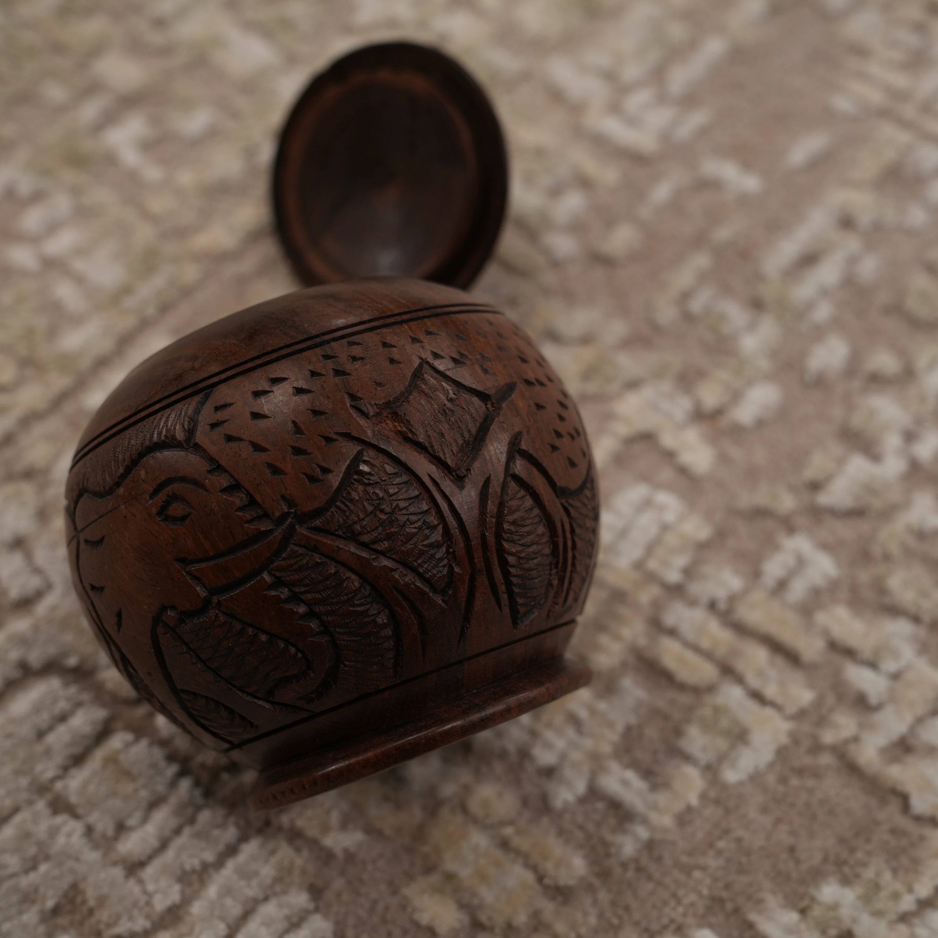 Aren Serisi El Dokuma Soyut Desenli Yün Vizon Halı