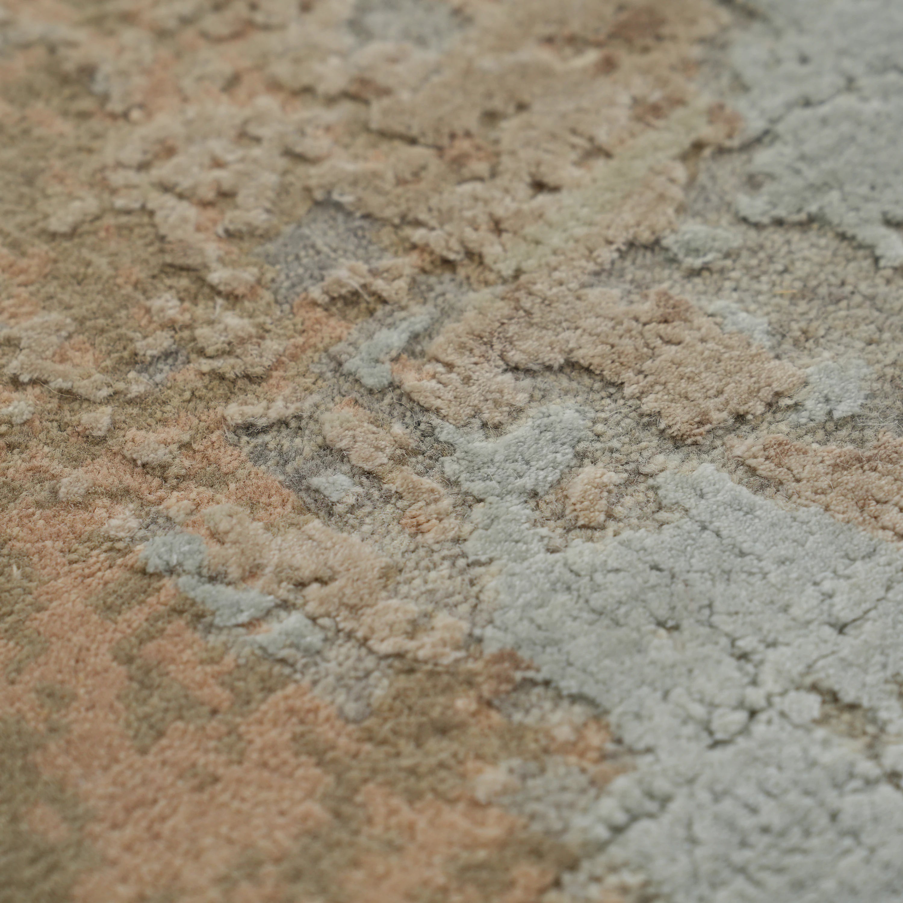 Aren Serisi El Dokuma Soyut Desenli Yün Vizon Halı