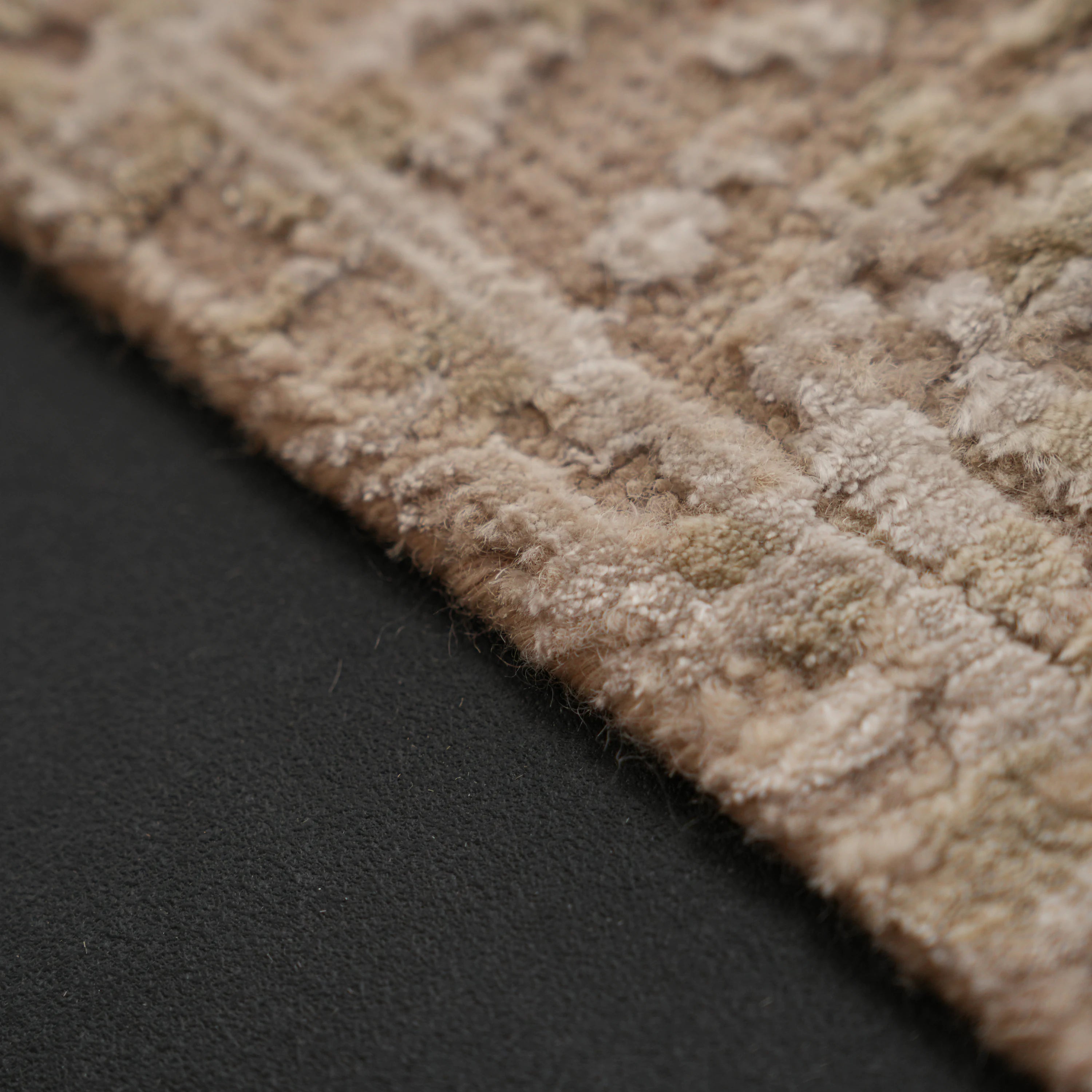 Aren Serisi El Dokuma Soyut Desenli Yün Vizon Halı