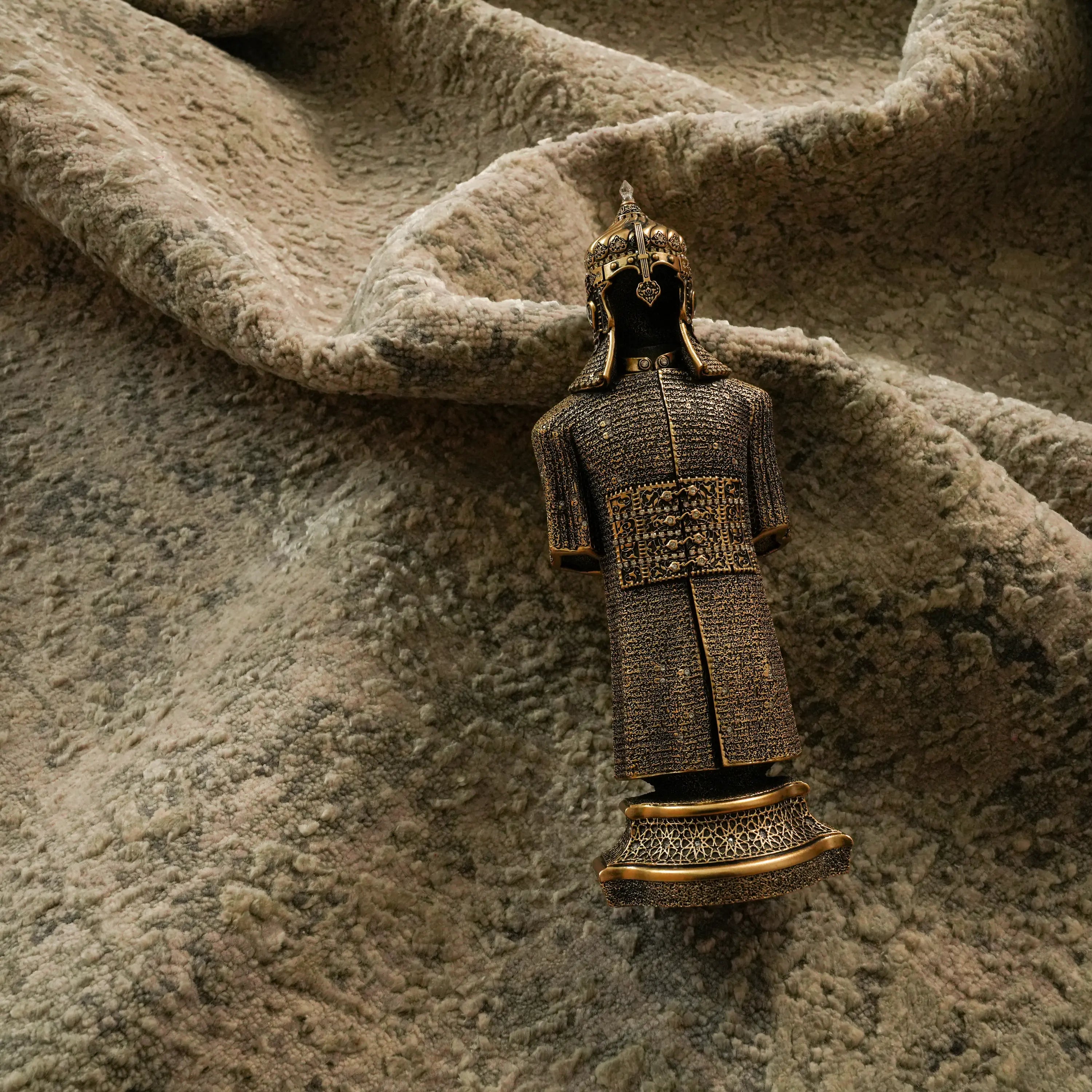 Aren Series Handwoven Vintage Patterned Gray Silky Rug