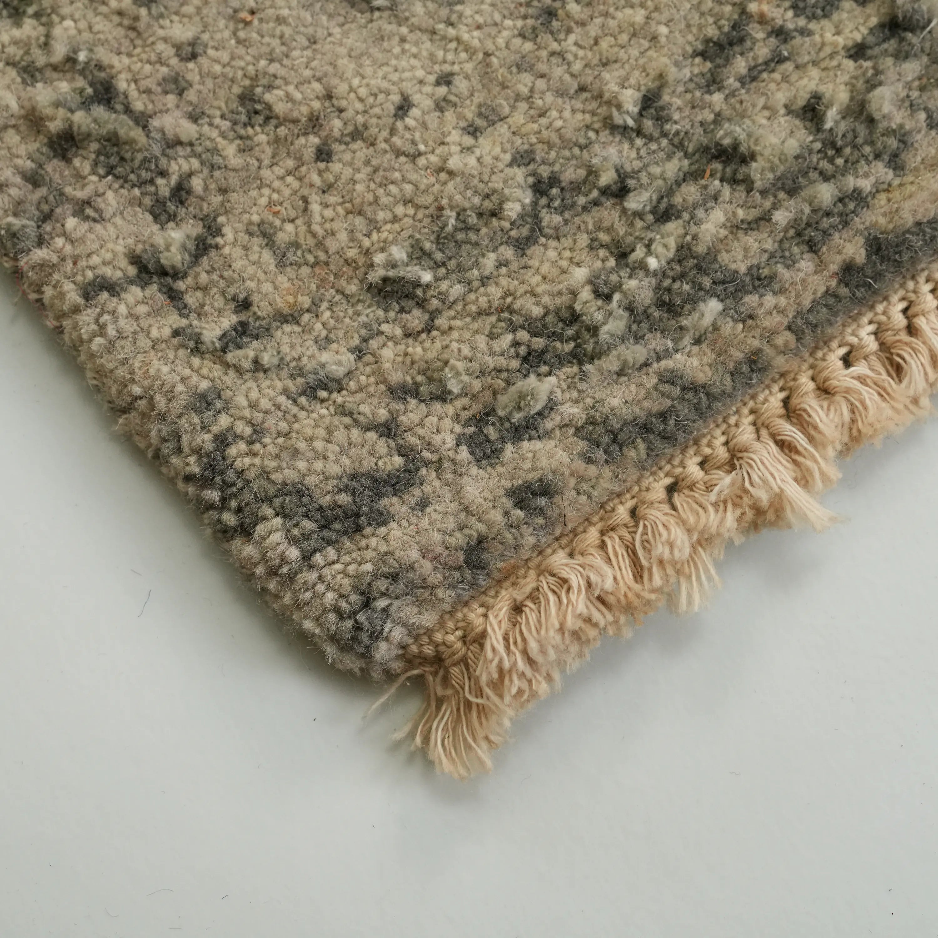 Aren Series Handwoven Vintage Patterned Gray Silky Rug