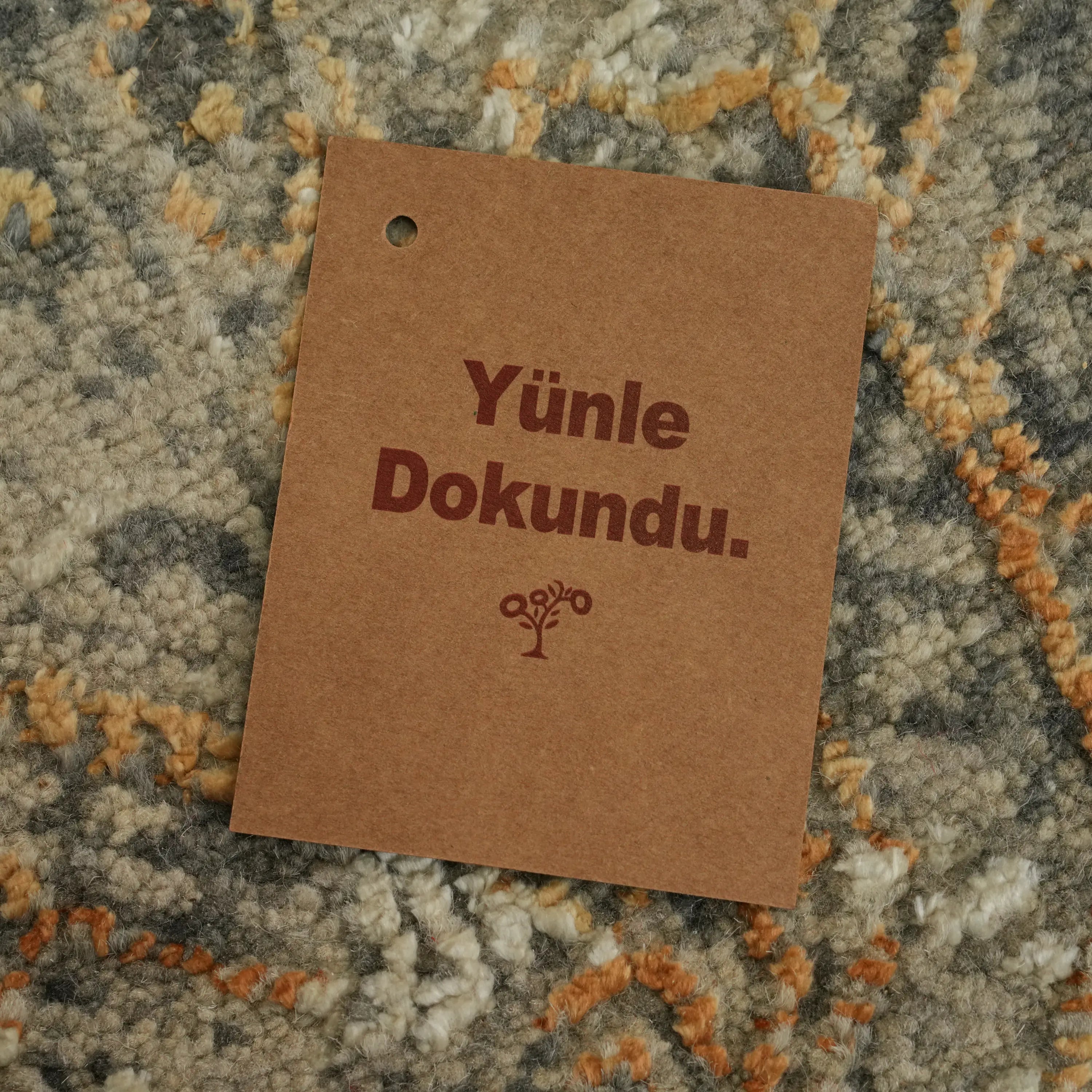 Aren Serisi El Dokuma Vintage Desenli İpekli Gri Halı
