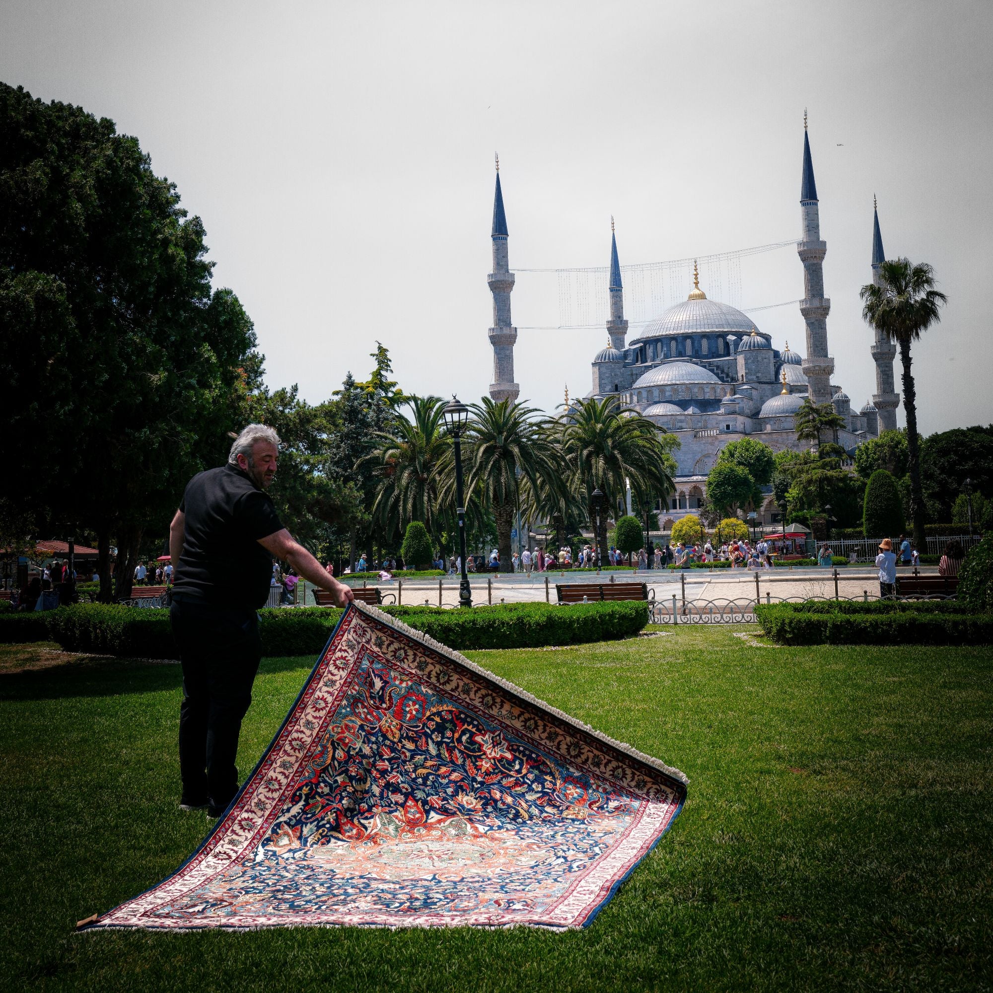 El Dokuma Madalyon Uşak Desenli Yün Lacivert Halı
