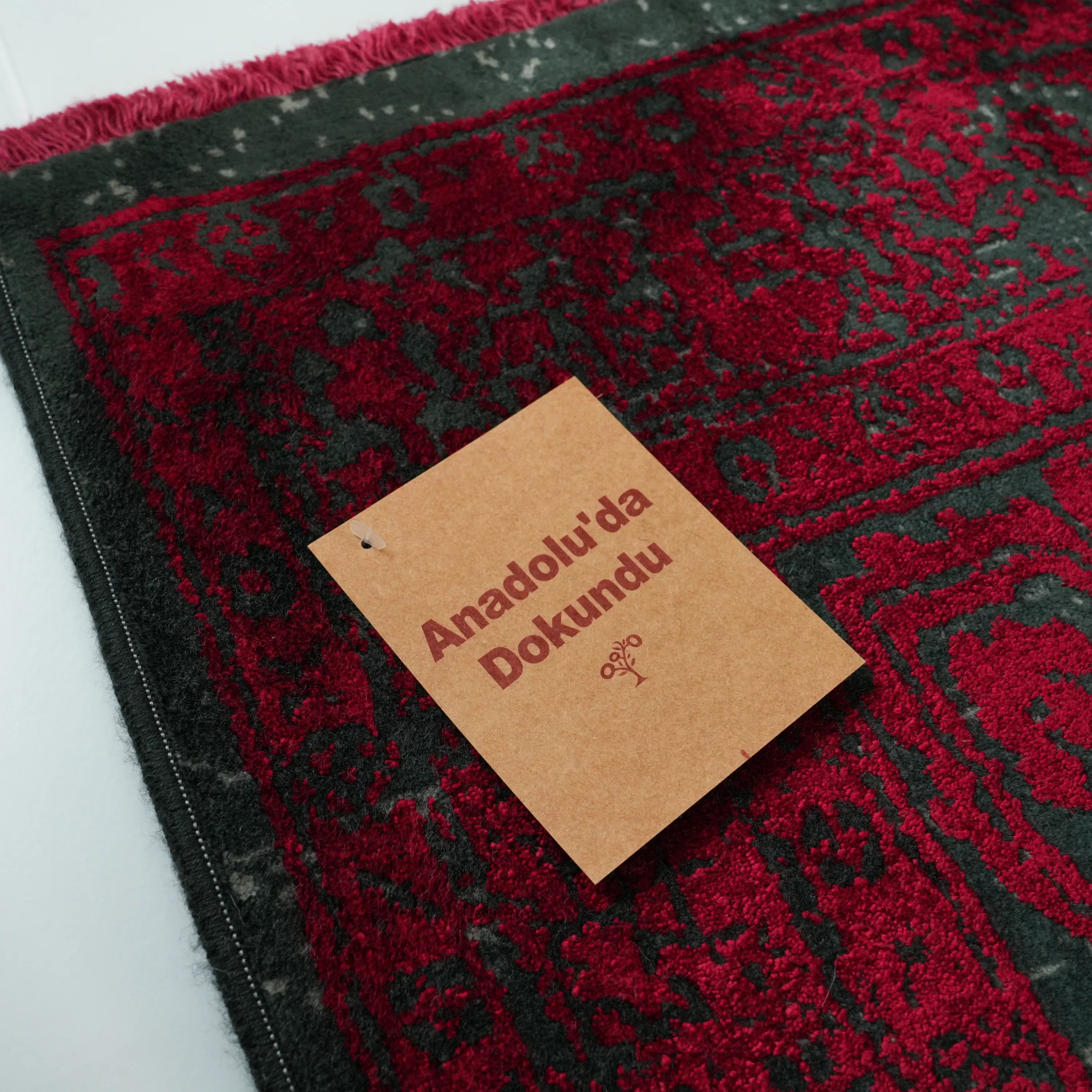 Çerçeve Desenli Kırmızı Viskon Halı