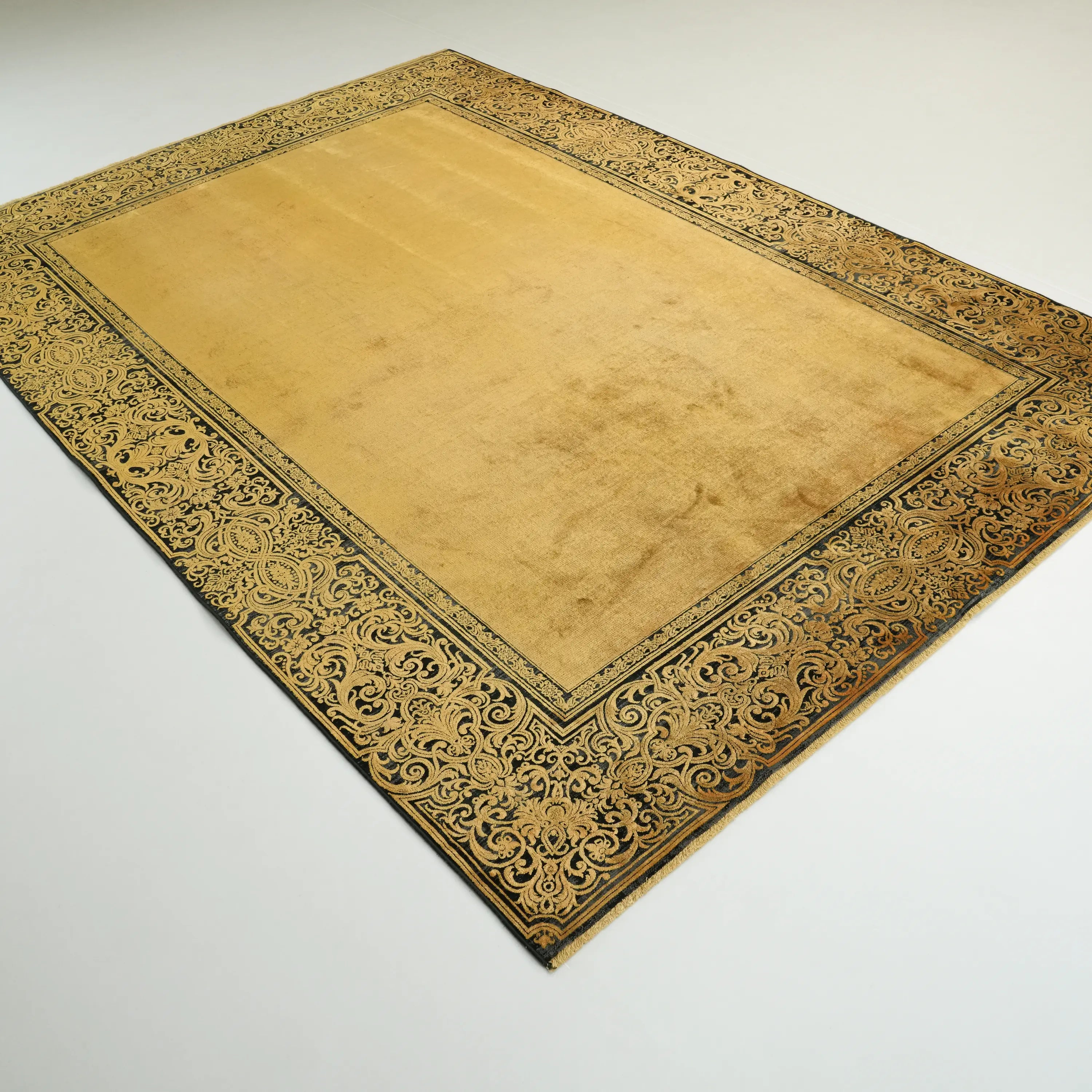 Çerçeve Desenli Sarı Viskon Halı