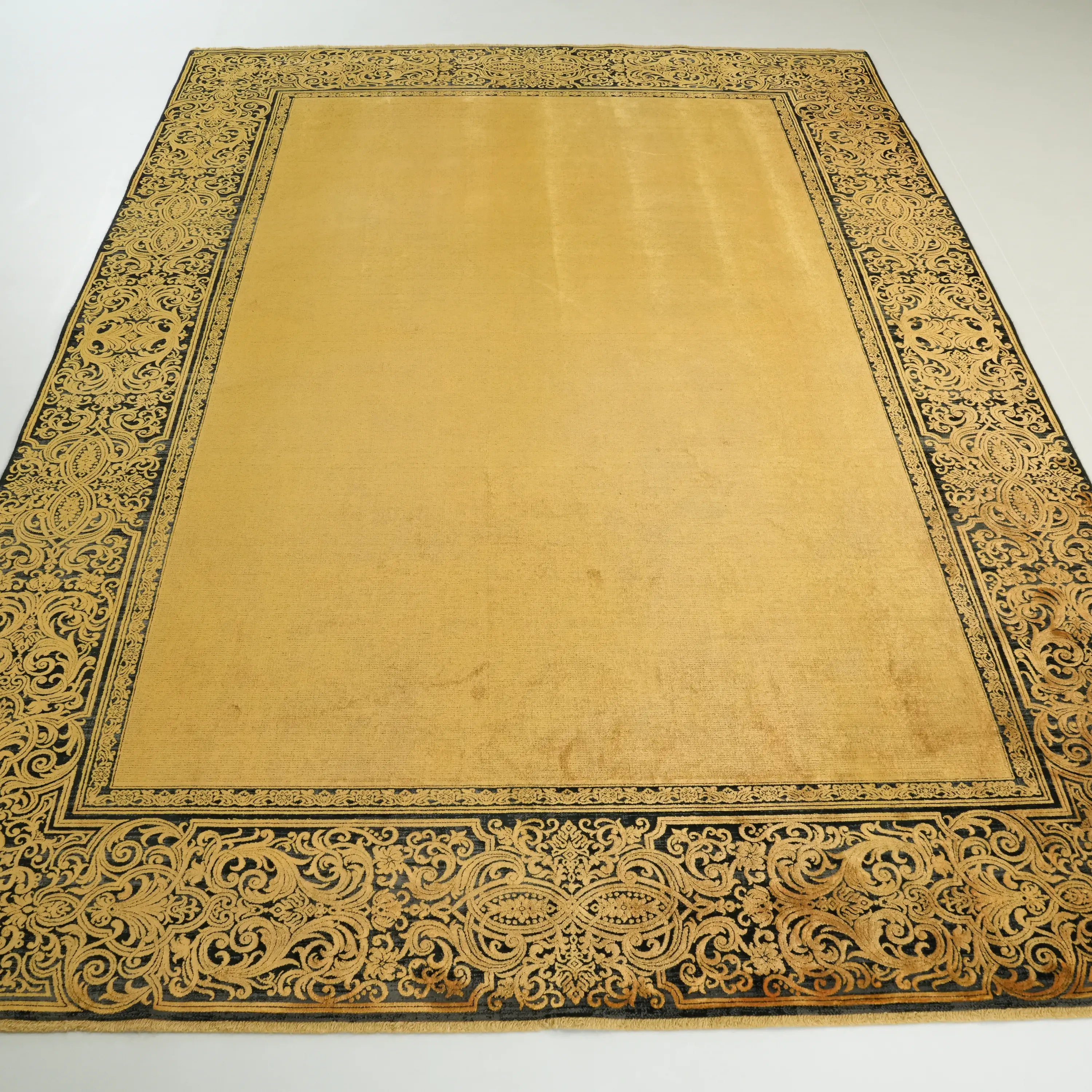 Çerçeve Desenli Sarı Viskon Halı