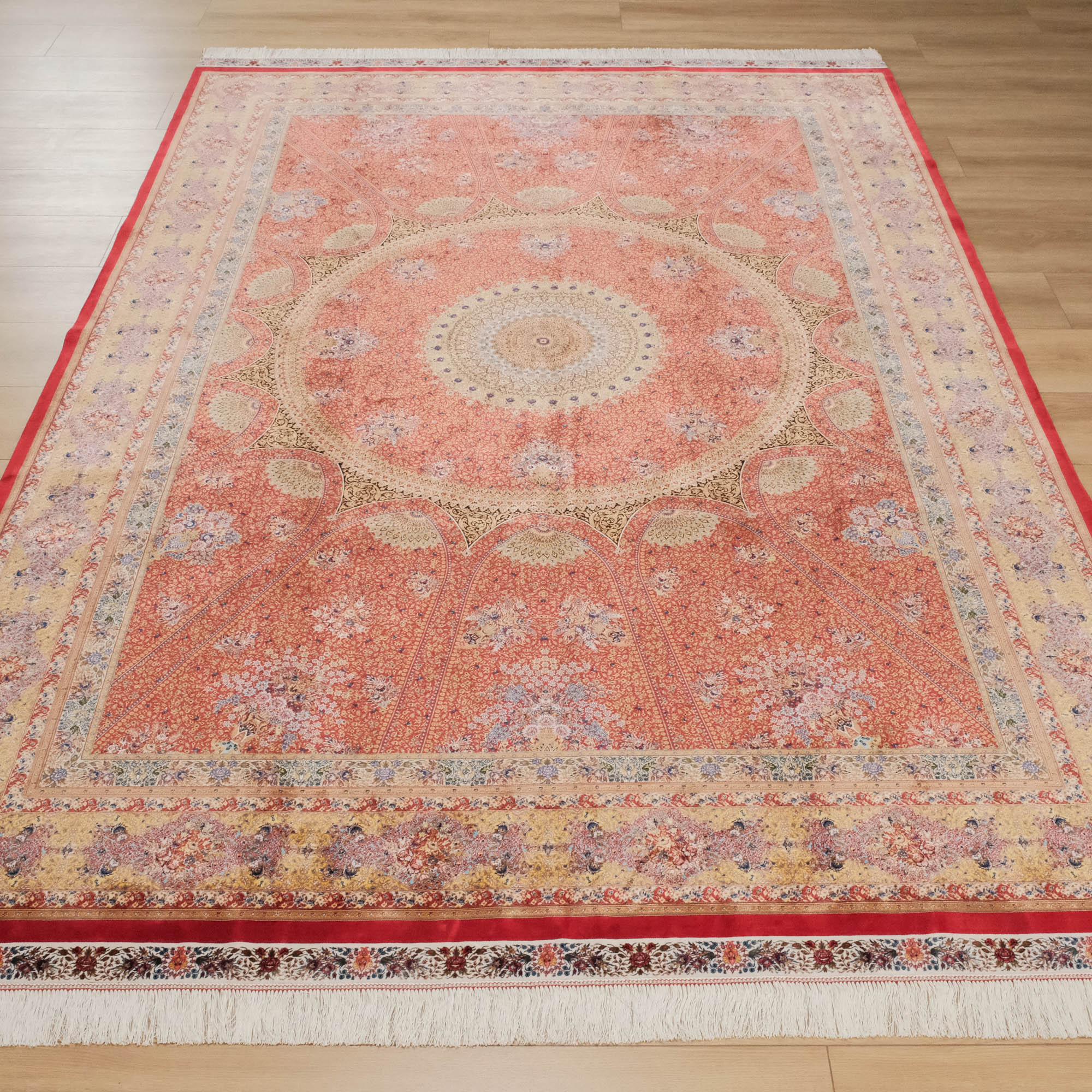 Çiçek Desenli Kırmızı İpekli Halı