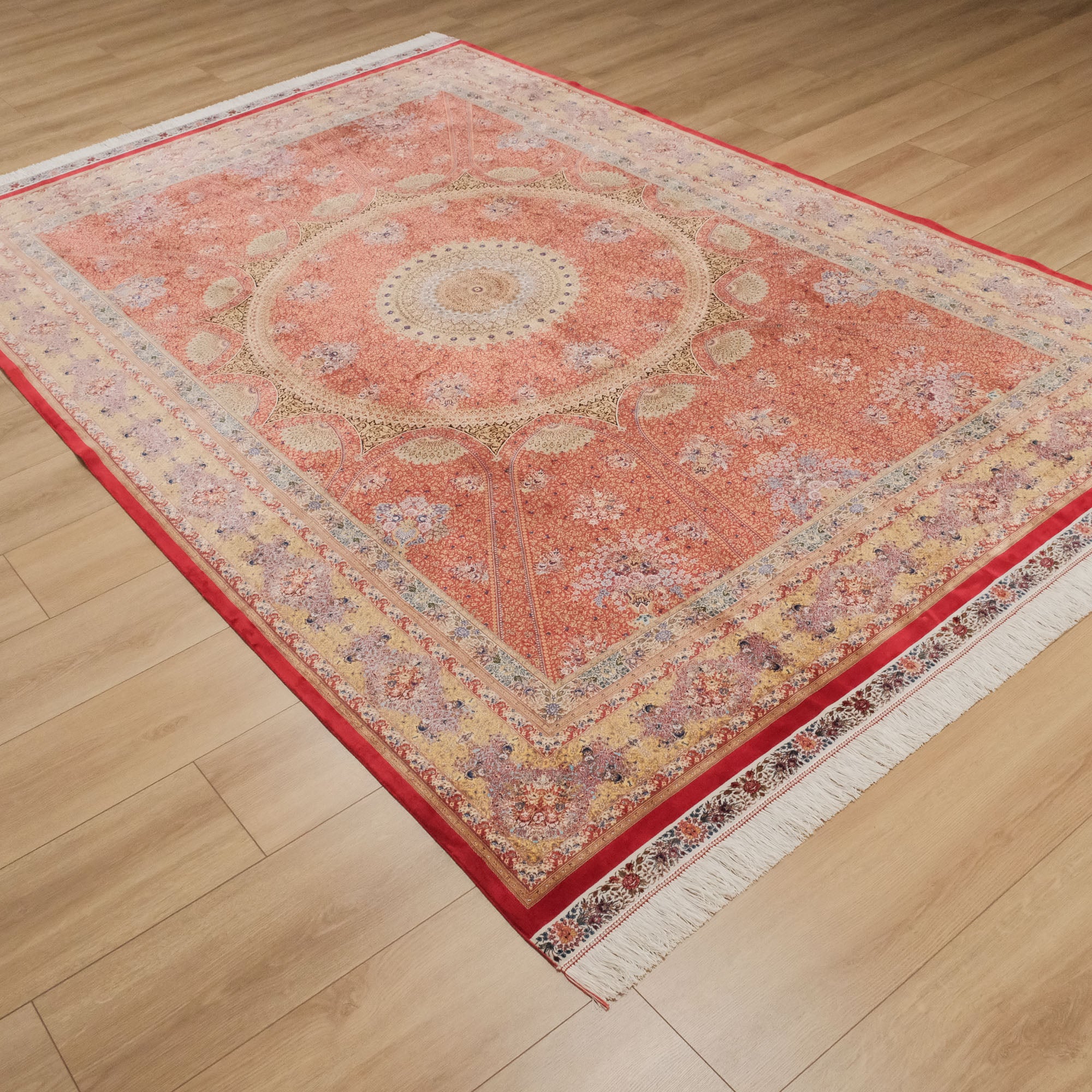 Çiçek Desenli Kırmızı İpekli Halı