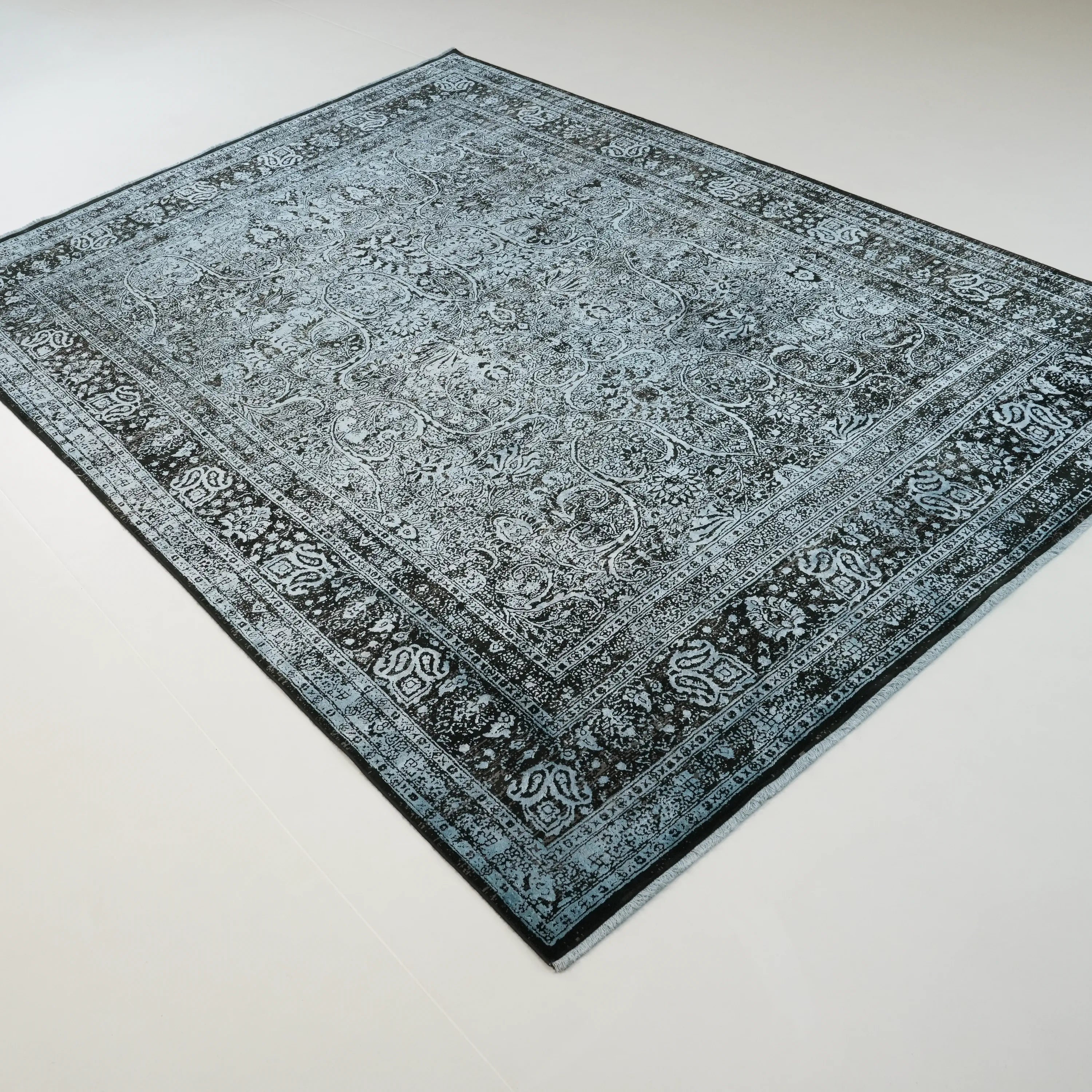 Çiçek Desenli Mavi Viskon Halı