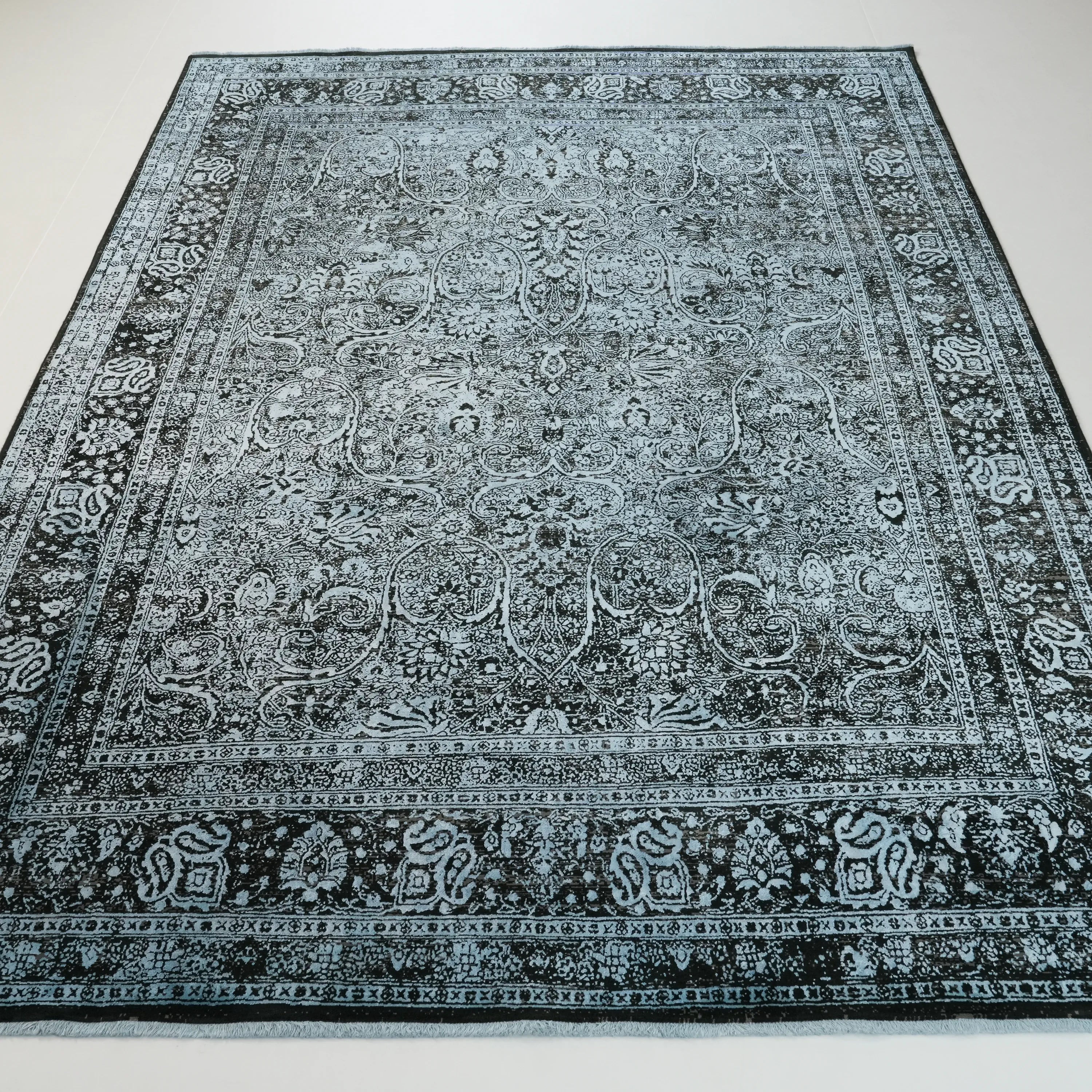 Çiçek Desenli Mavi Viskon Halı