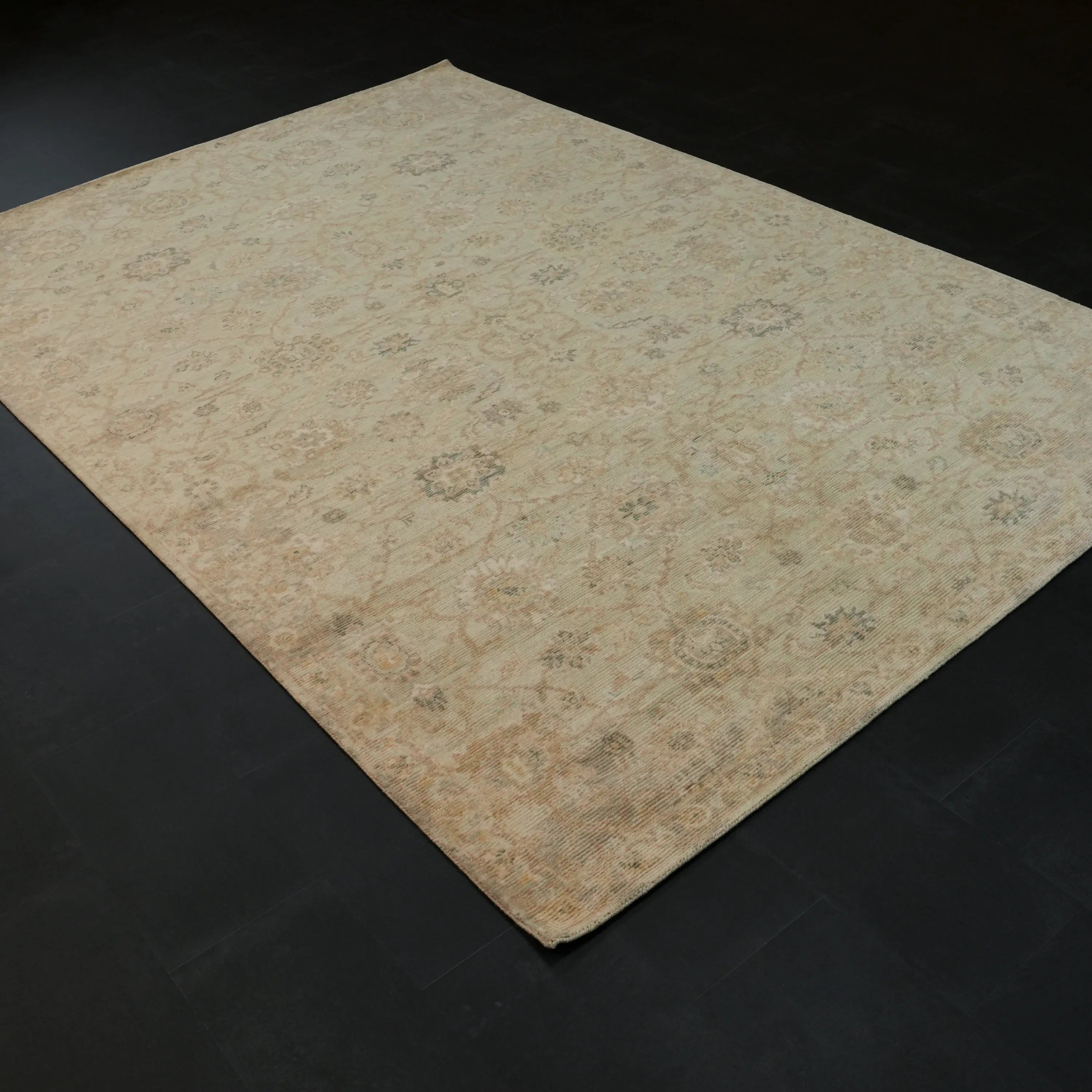 Çiçek Desenli Yün Krem Tezgah Dokuma Halı