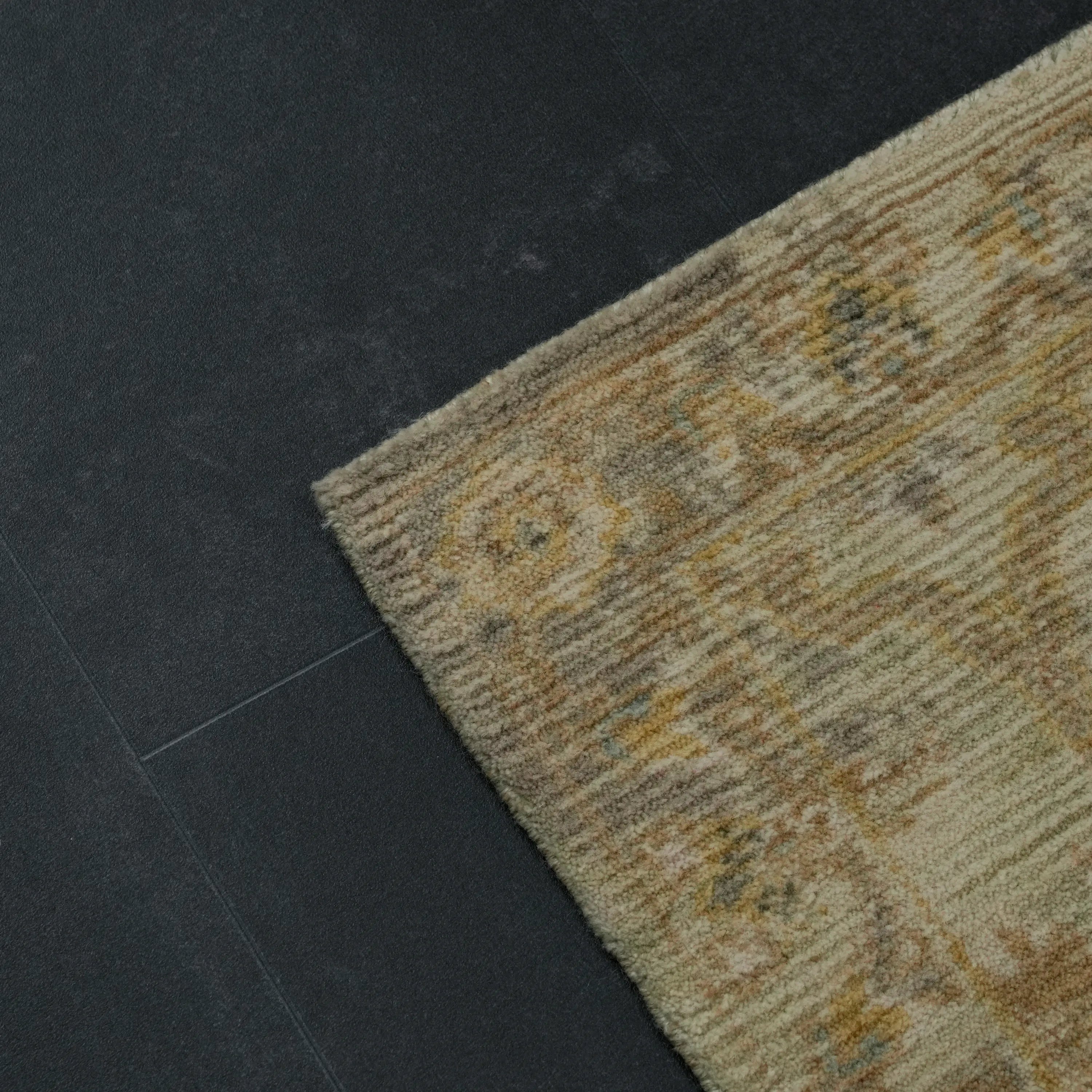 Çiçek Desenli Yün Krem Tezgah Dokuma Halı