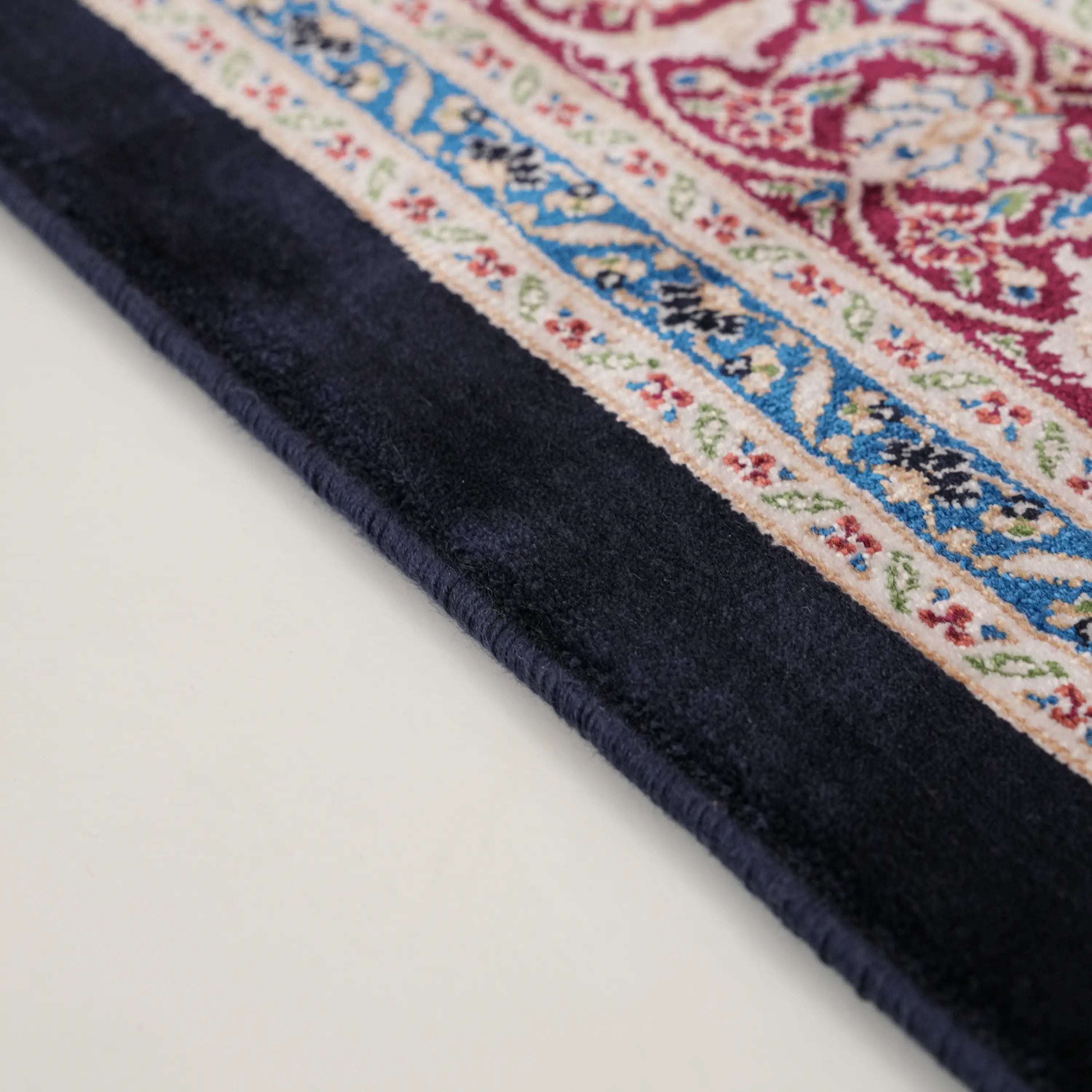 Efsun Serisi Hereke Desenli Lacivert Viskon Halı