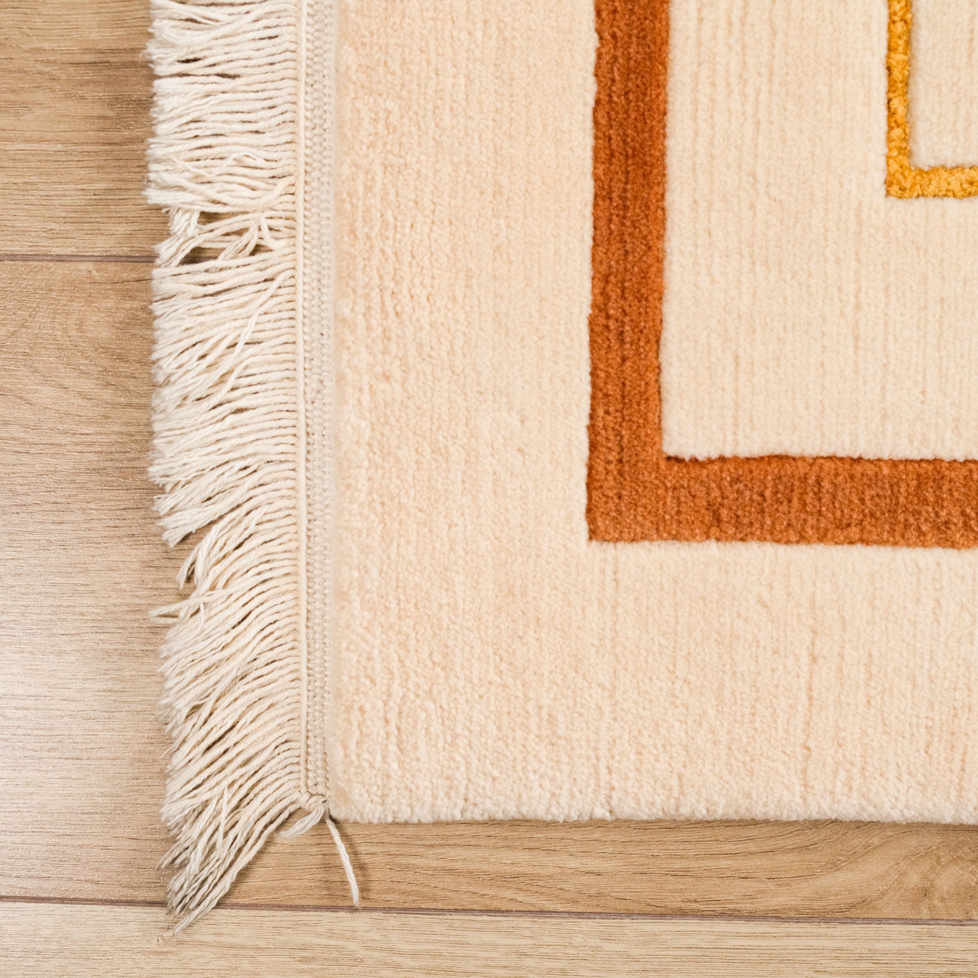 El Dokuma Çerçeve Desenli Bej Klasik Halı