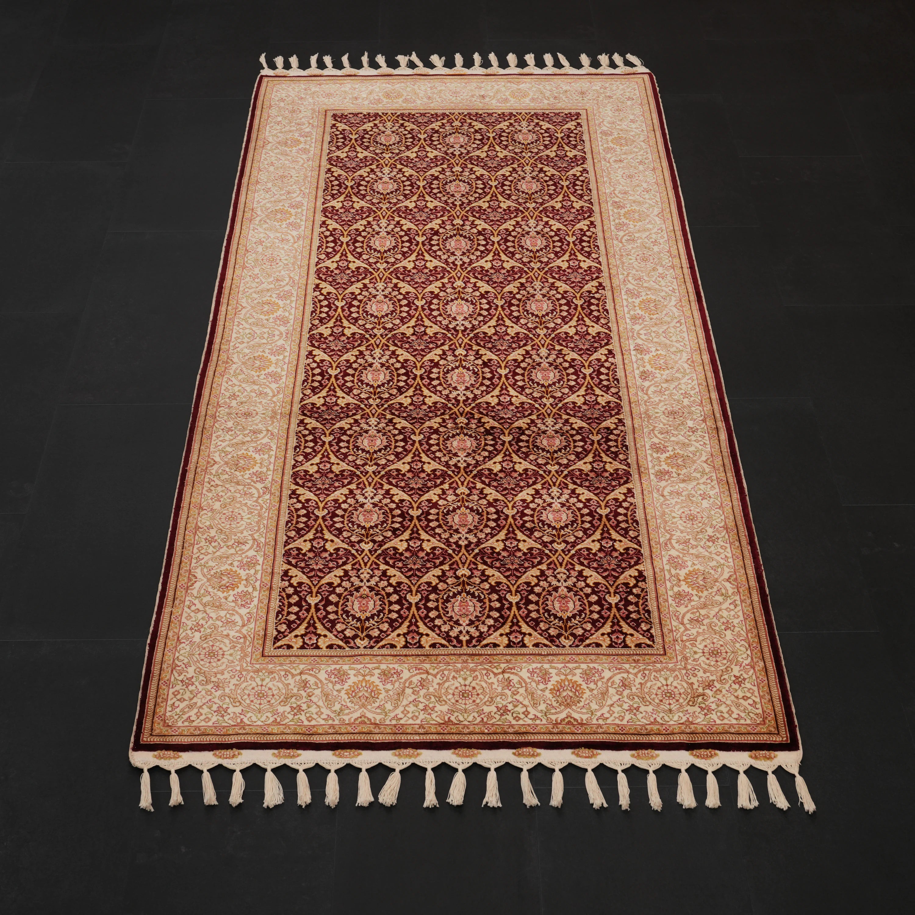 El Dokuma Çerçeve Desenli İpekli Halı