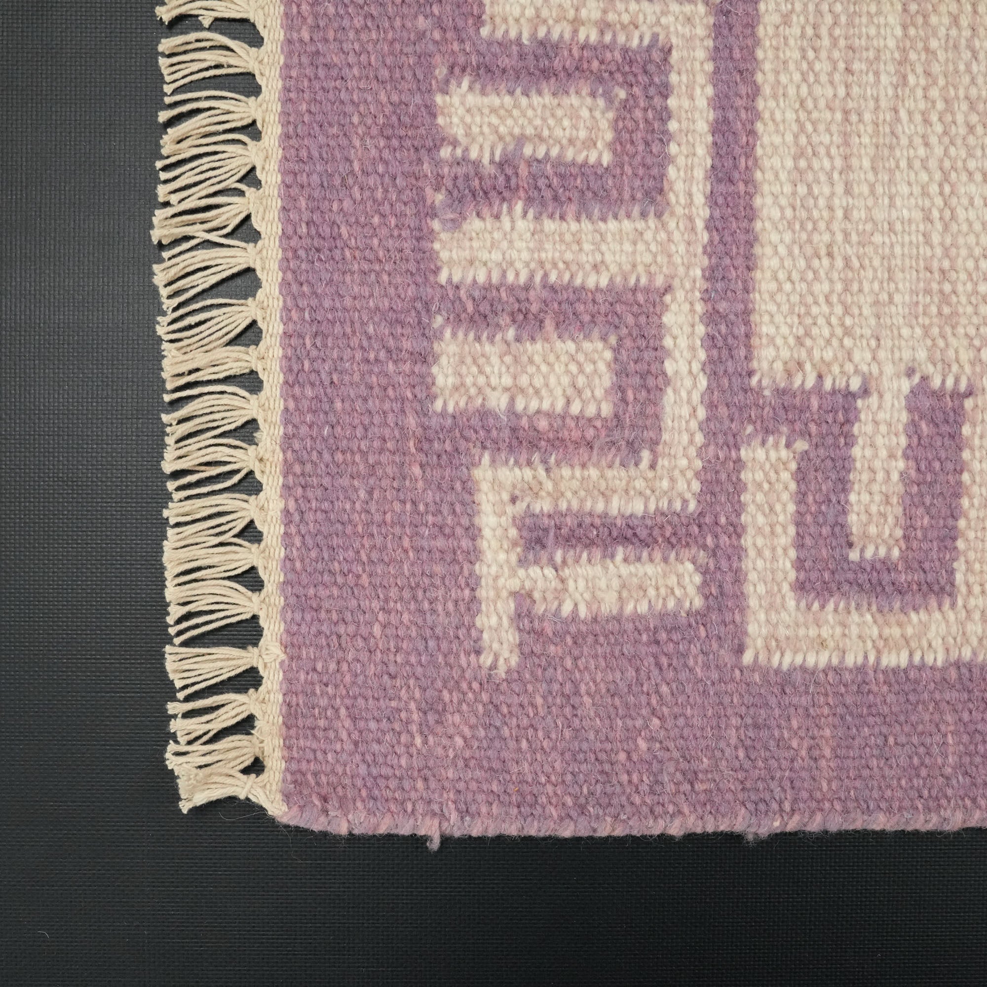 El Dokuma Çerçeve Desenli Pembe Kilim