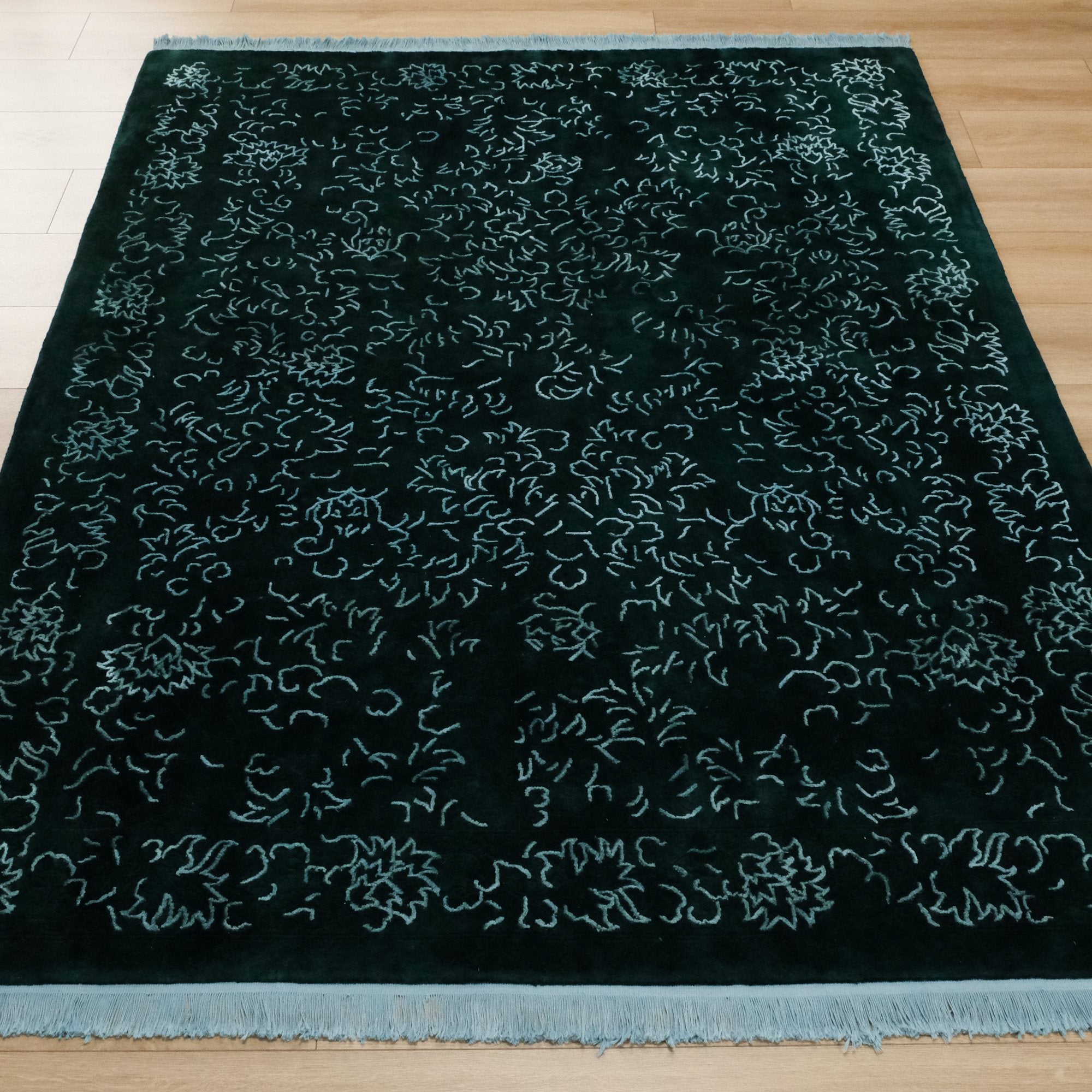 El Dokuma Çerçeve Desenli Yeşil Yün Halı