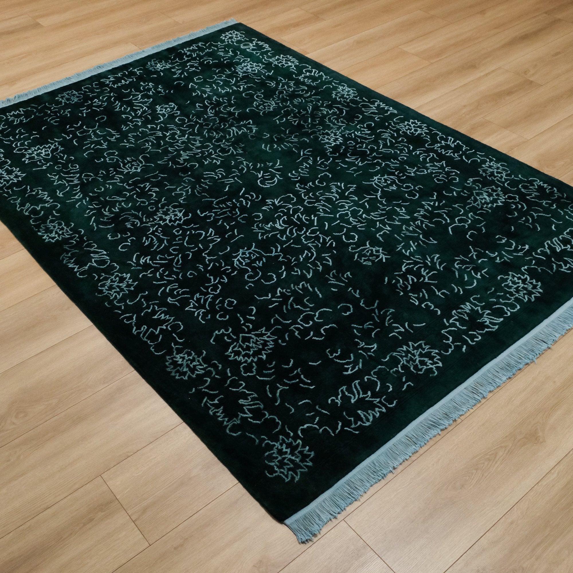 El Dokuma Çerçeve Desenli Yeşil Yün Halı