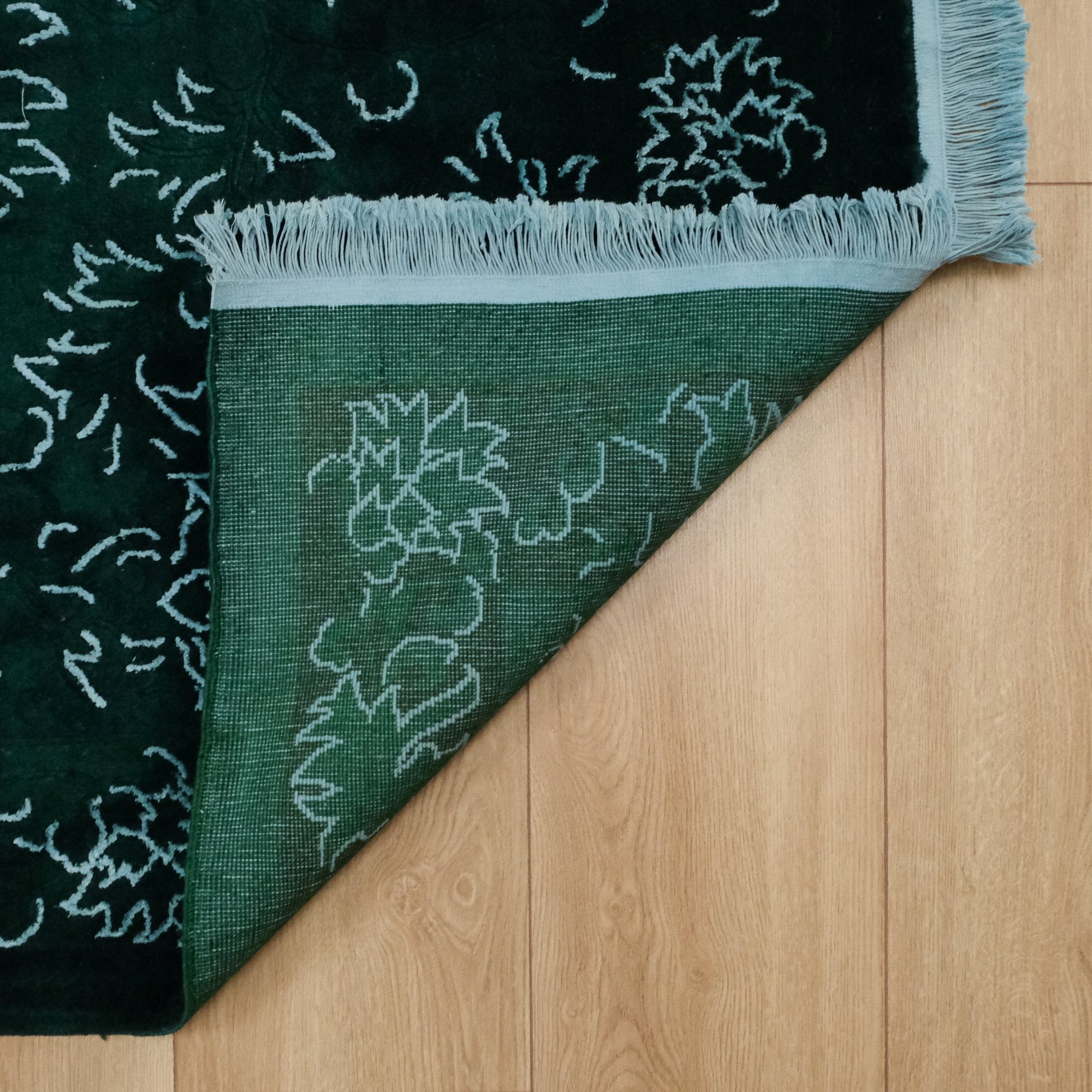 El Dokuma Çerçeve Desenli Yeşil Yün Halı
