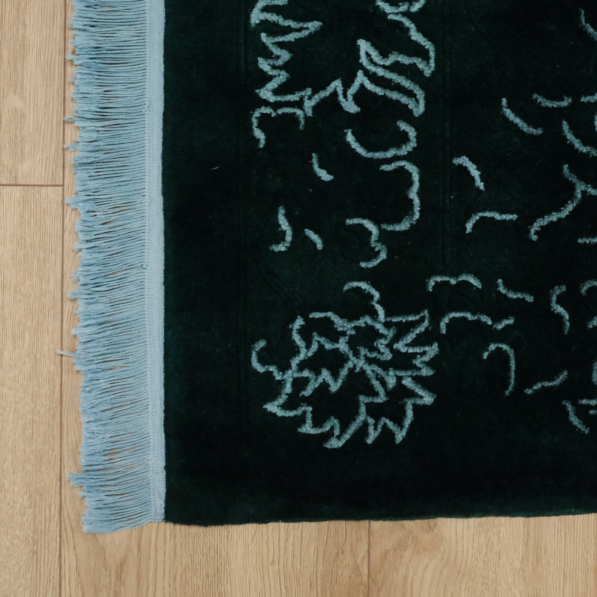 El Dokuma Çerçeve Desenli Yeşil Yün Halı