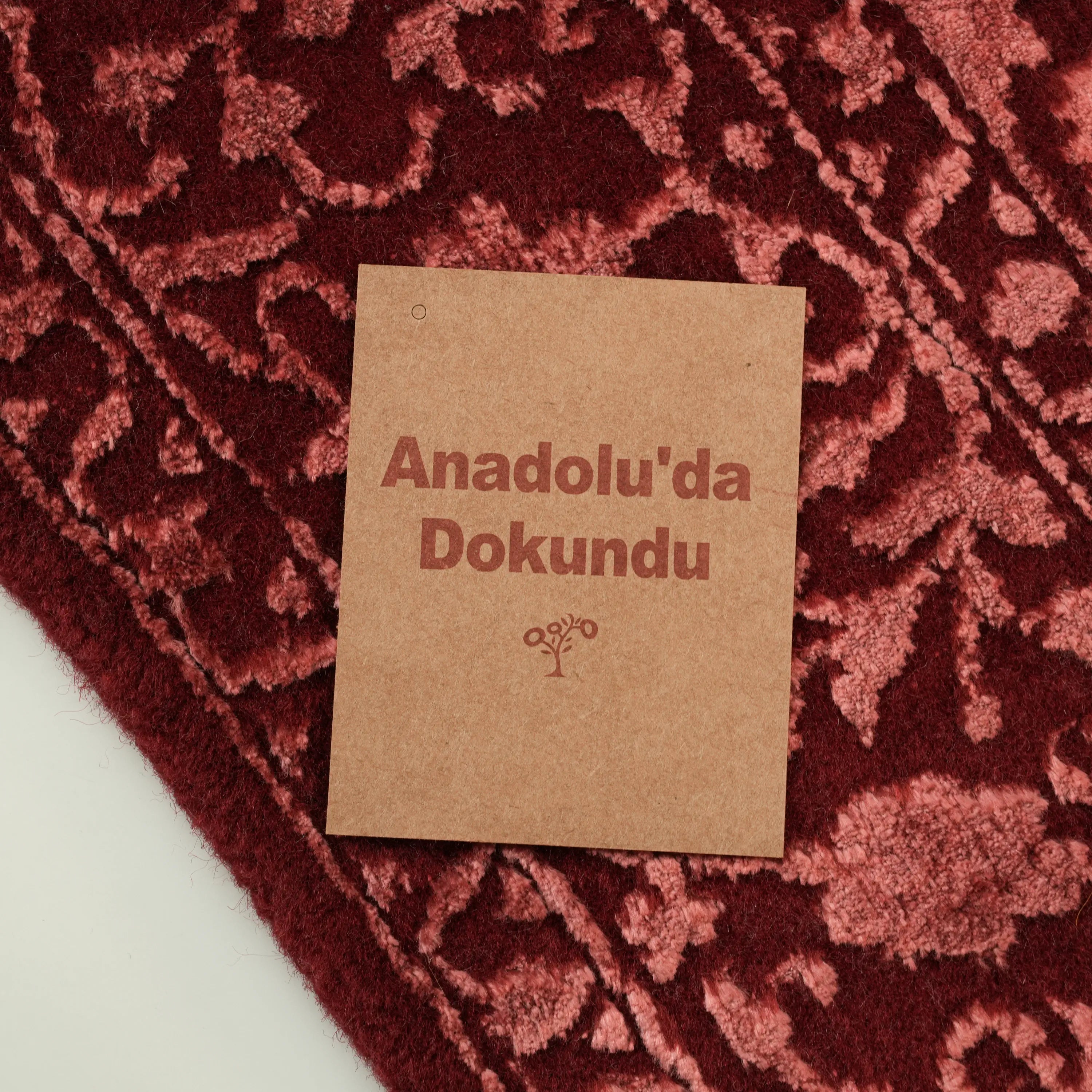 El Dokuma Çiçek Desenli Kırmızı Yün Halı