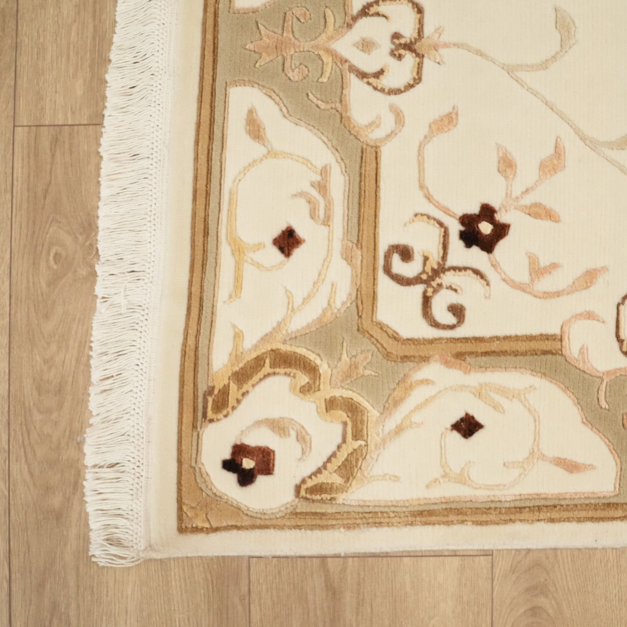 El Dokuma Çiçek Desenli Krem Yün Klasik Halı