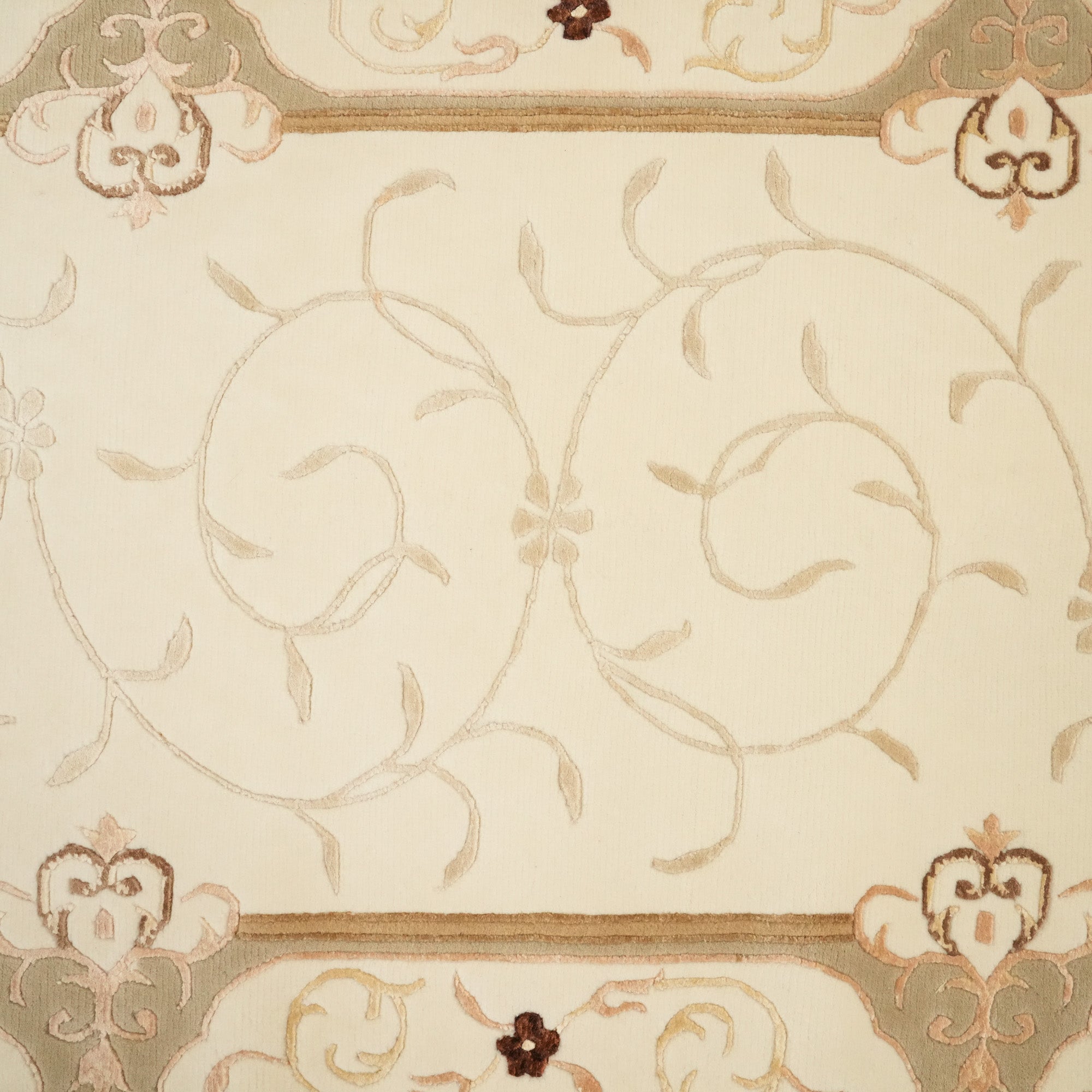 El Dokuma Çiçek Desenli Krem Yün Klasik Halı