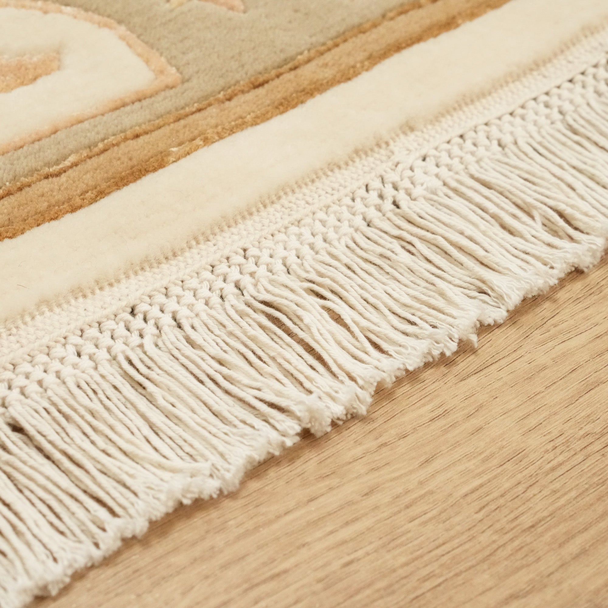 El Dokuma Çiçek Desenli Krem Yün Klasik Halı