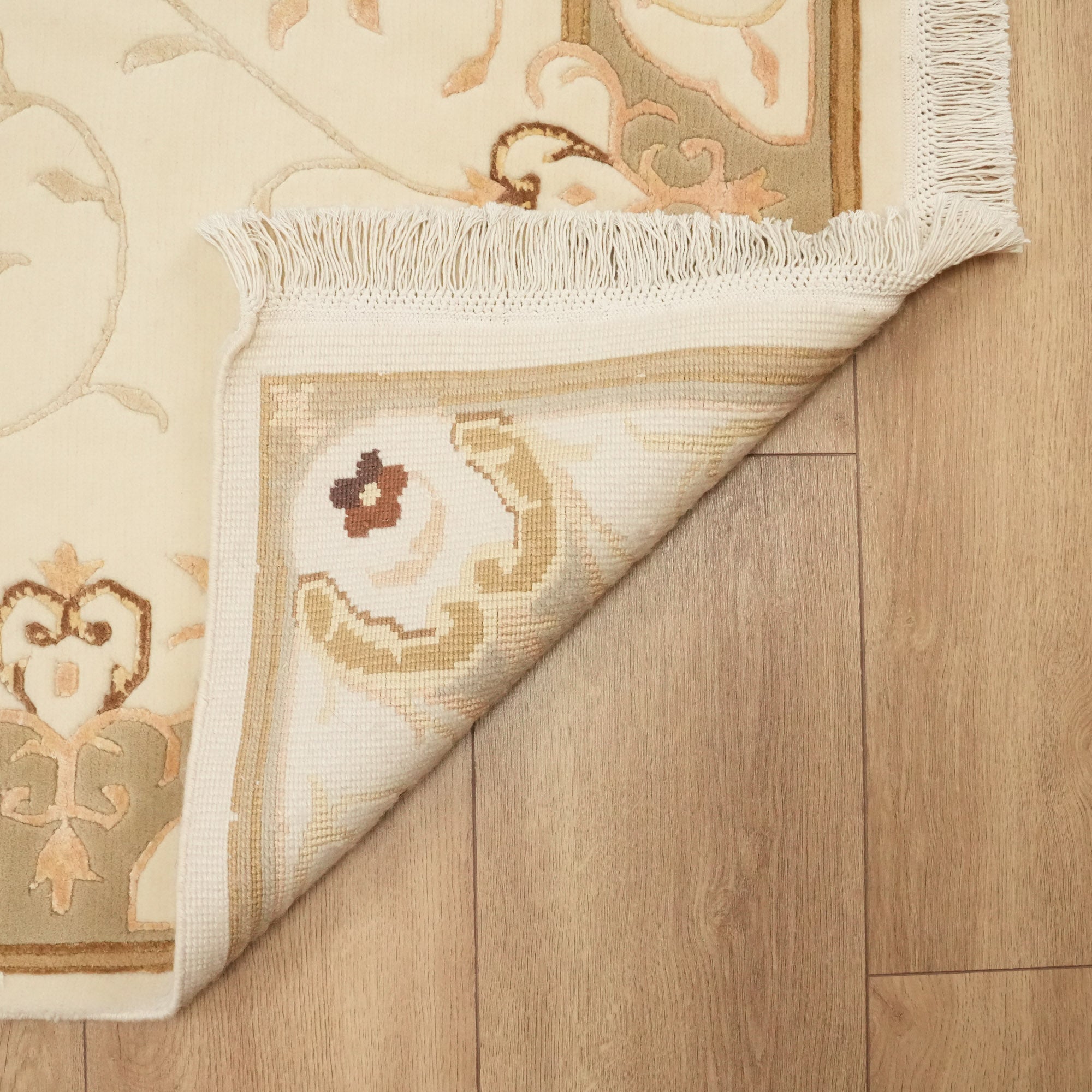 El Dokuma Çiçek Desenli Krem Yün Klasik Halı