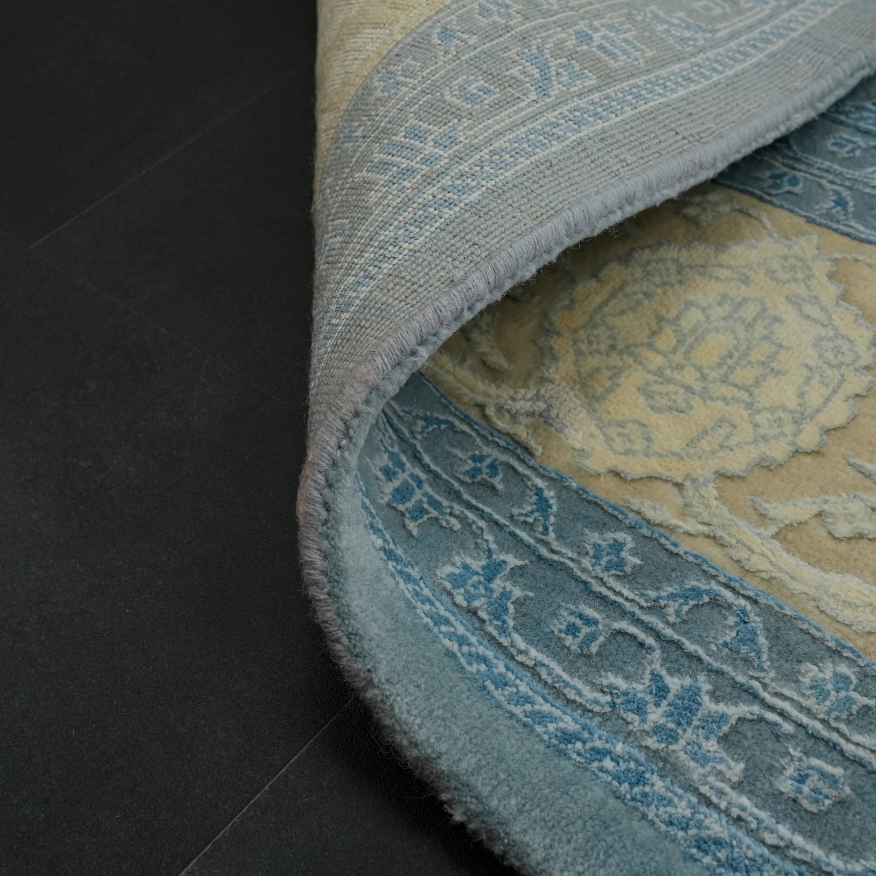 Safir Serisi El Dokuma Çiçek Desenli Mavi Yün Halı