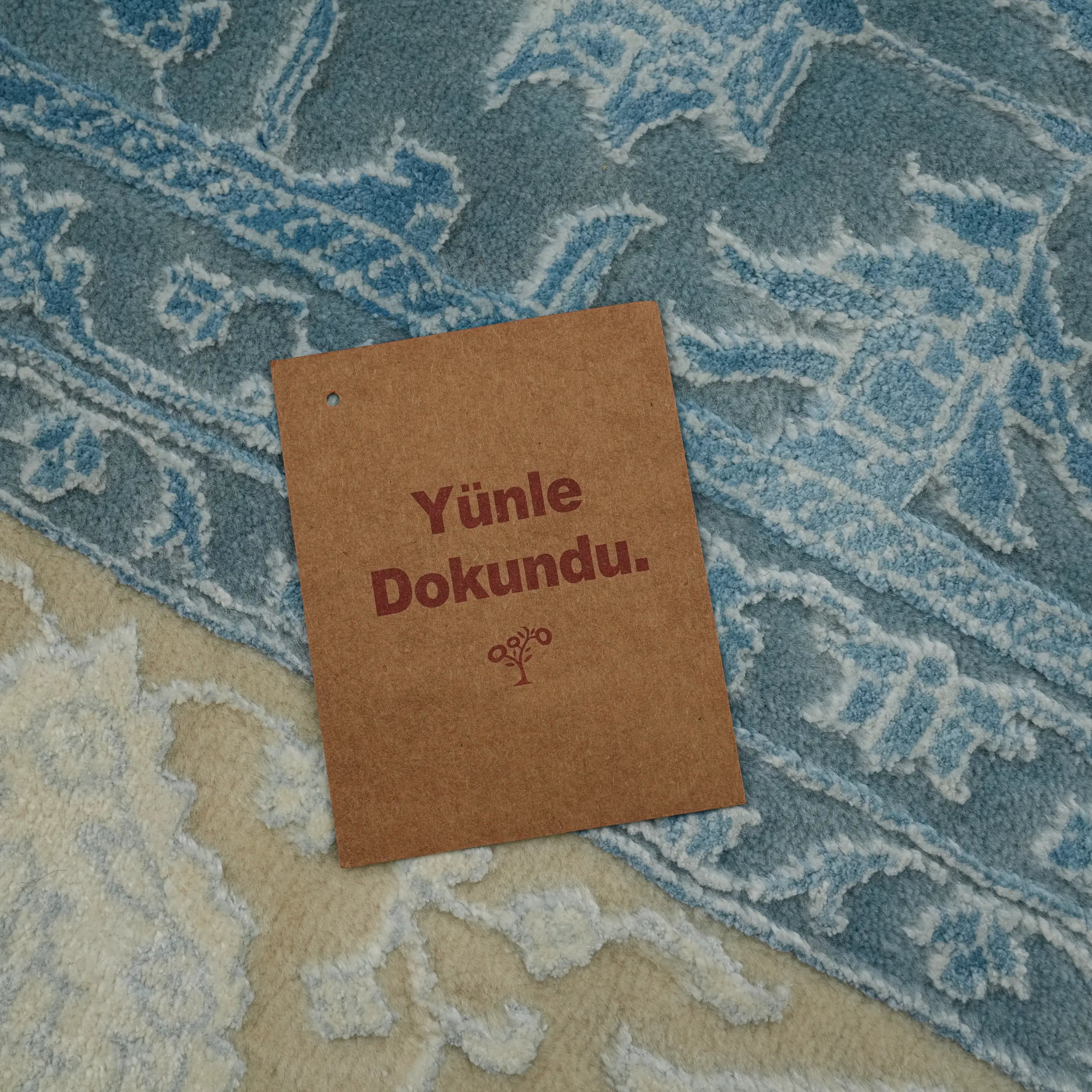 Safir Serisi El Dokuma Çiçek Desenli Mavi Yün Halı